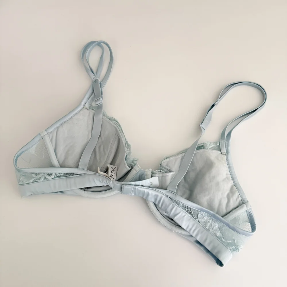 La Perla Baby Blue Lace Bra (Large) — sororité.