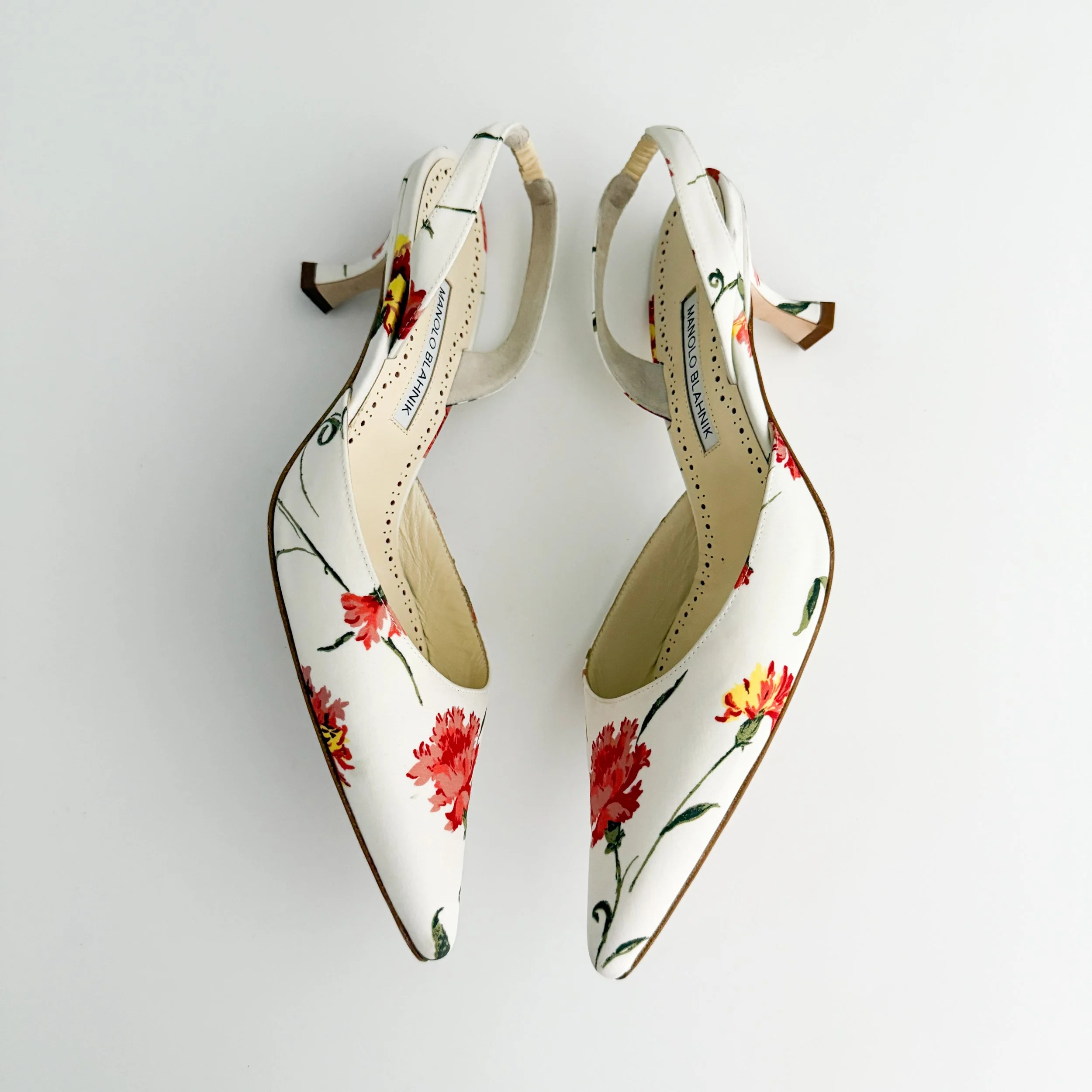 Manolo Blahnik シルバーヒールサンダル Manolo Blahnik Metallic Pearlescent Shell Thong Sandal Heels
