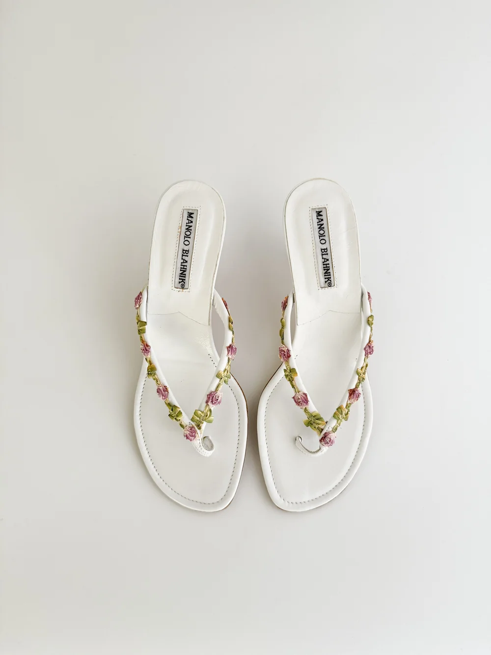MANOLO BLAHNIK フラワー装飾 サンダル Manolo Blahnik White Floral Kitten Sandal Heels (IT 36.5