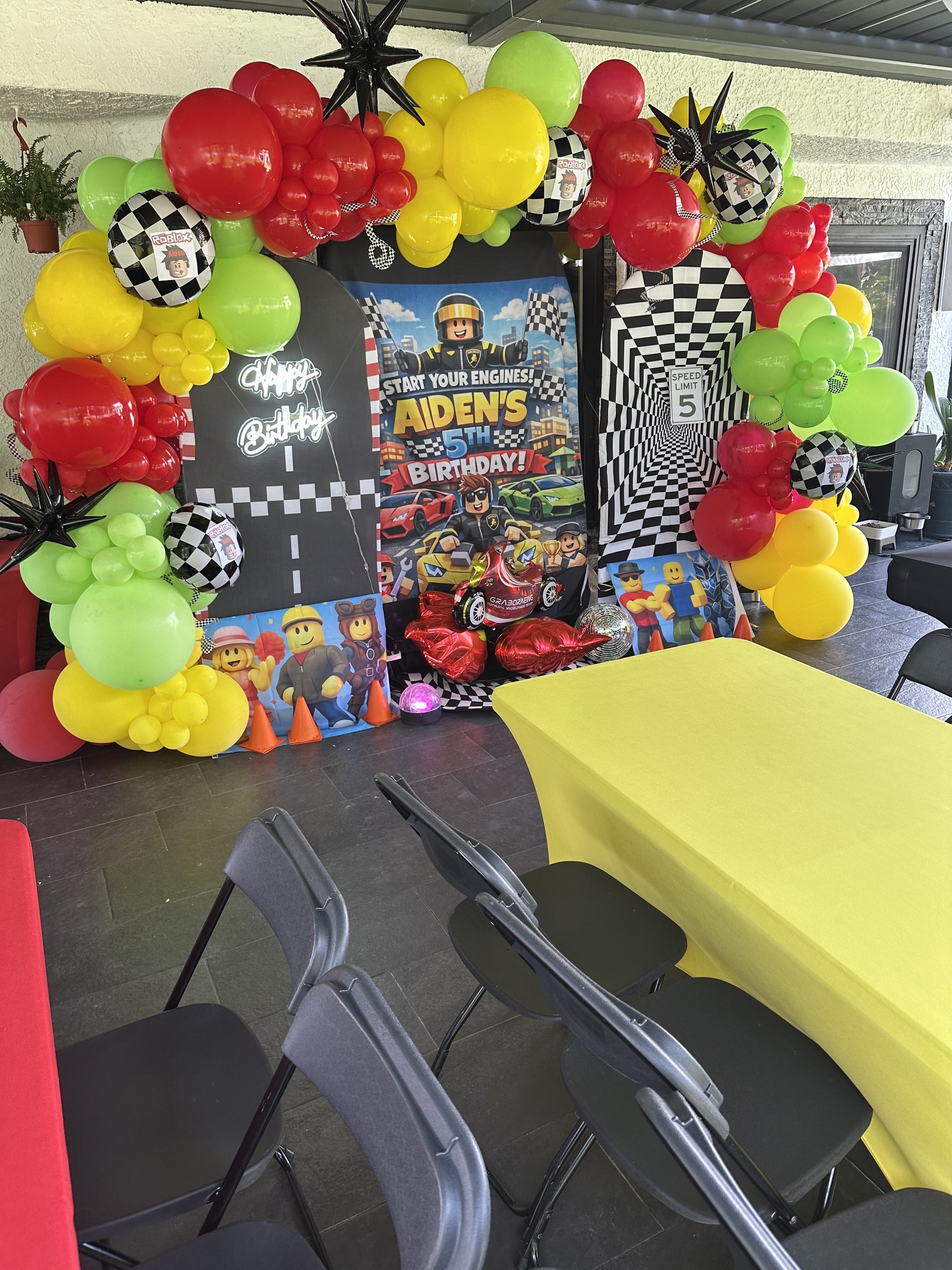 3 arch with balloons