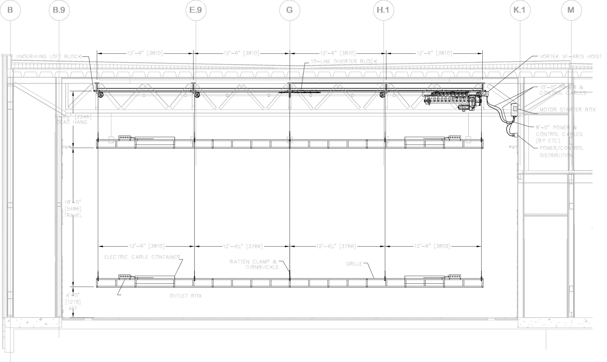 Dessin technique en coupe de la salle de spectacle du Grand Espace, détaillant l'installation du système de levage motorisé Vortek et la disposition de la grille technique suspendue.