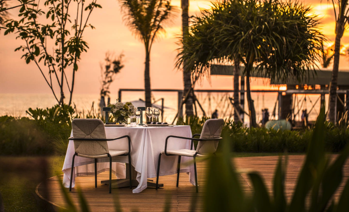 Beach Club Sunset Dinner - Como Uma Canggu Dining