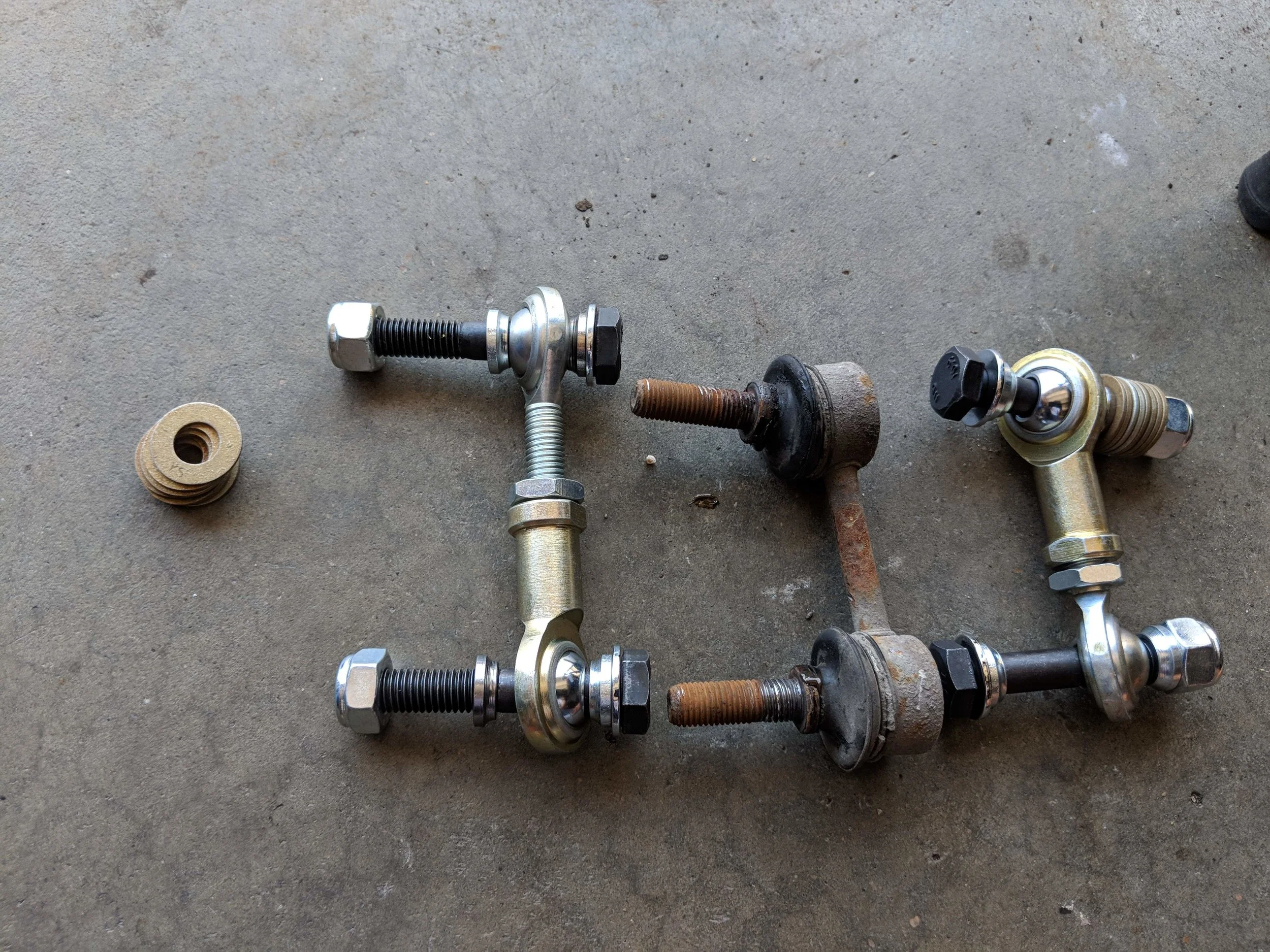 Loyale Fab adjustable endlinks. Allowing for more rear suspension articulation. 