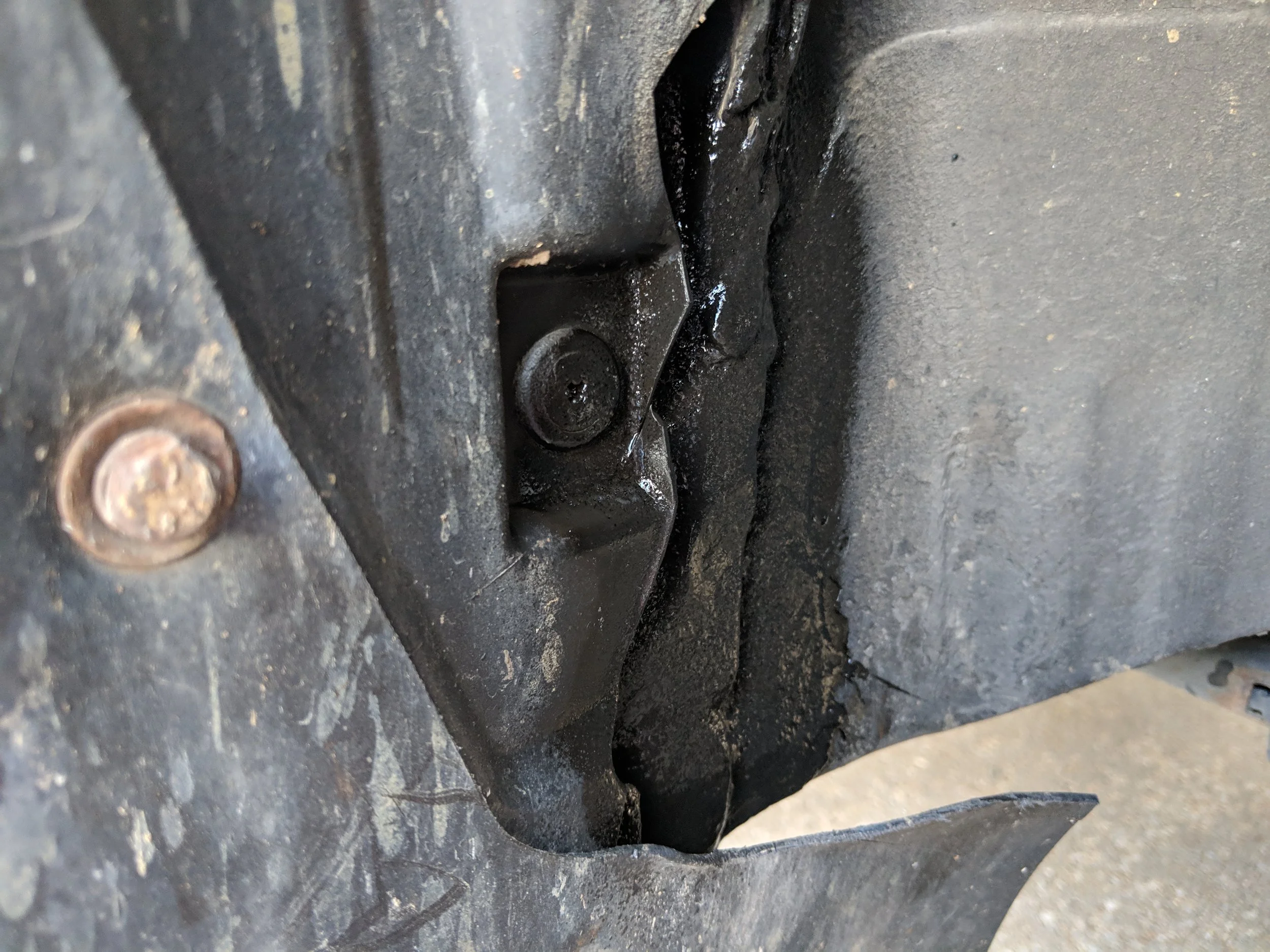 Fresh paint with undercoating additive. The line in the middle shows the amount of seam that is folded over.