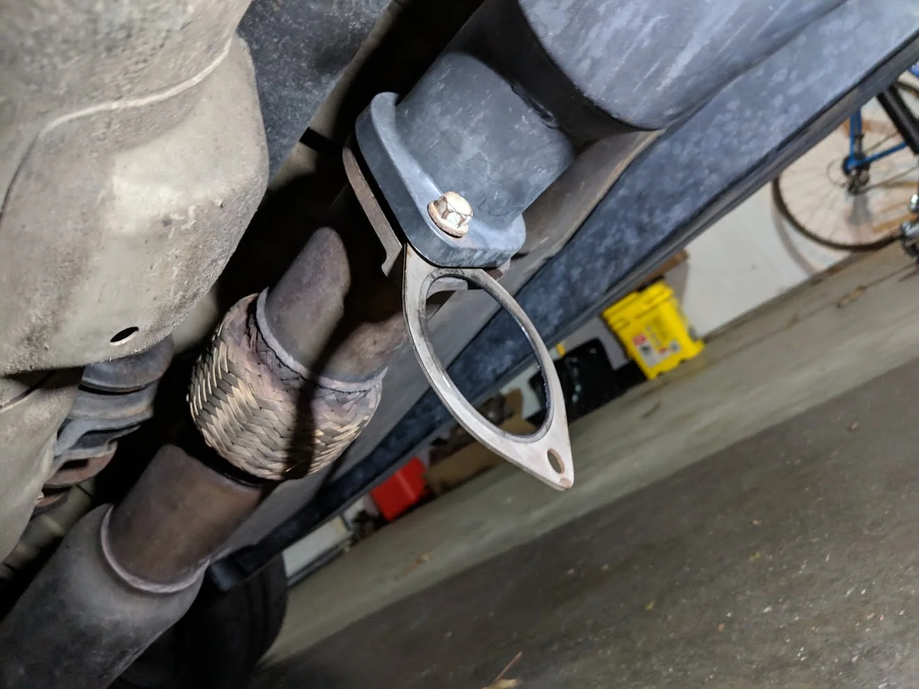 Off with one side and he comes the gasket. This is a Grimmspeed multi layer gasket that I have reused many times since the downpipe install.