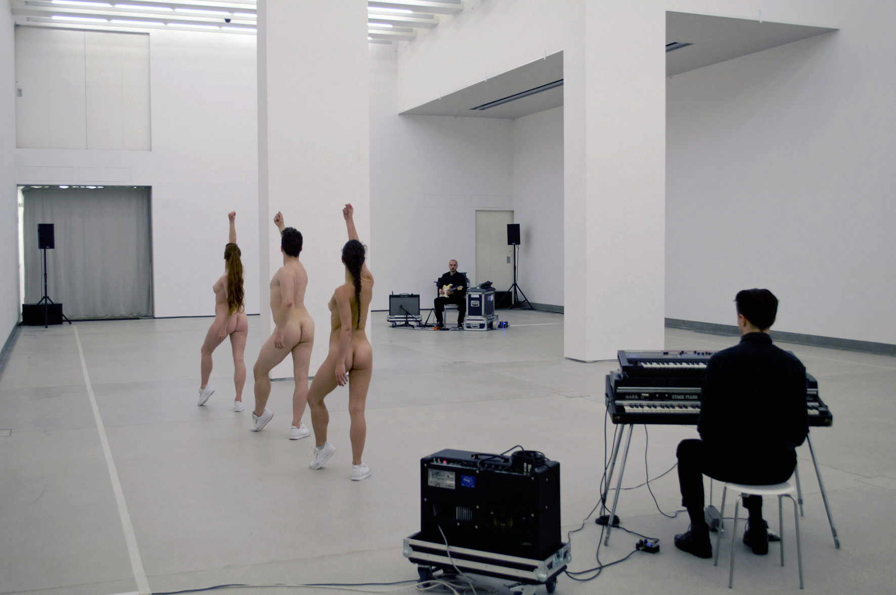 Eddie Peake, Mandami Una Foto Di Te Che Stai Succhiando Il Cazzo Di Qualcuno Per Favore Per Favore Per Favore . Performers: Gwilym Gold, Emma Fisher, Tim Goalen, Gareth Mole, Jenn Vogtle, Photo A. Mollica
