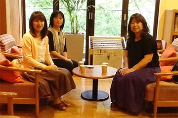 医療事務から看護師になったKazumiさん(右)、大学病院勤務中のベテラン看護師Yaeko さん(左)
