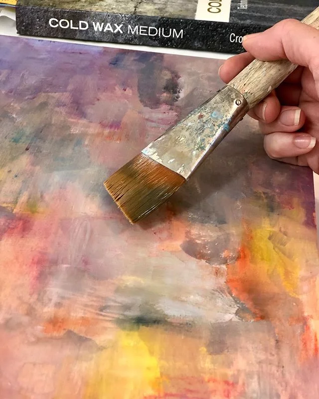 Building up the layers today of this painting using #coldwax and #mixedmedia 
My studio is open in Darlington from 10am - 4pm come in and visit, I would love to see you 😄🌸 For more information⬆️ go to my website via linktree⬆️ in Bio ⬆️ .
.
.
.
#artforhome #artforyourhome #artforsale #perthartist #australianartists #creativelive #artistonistagram #darlington #openstudios #mundaringhillsopenstudios #instagram #garden #inspiration #creativeprocess #livebreathecreate