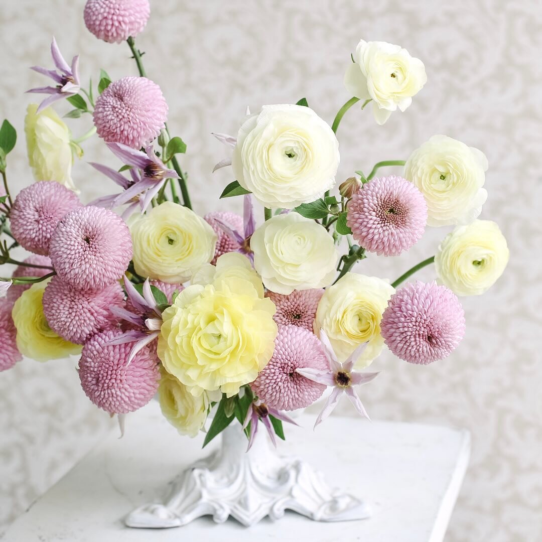 Revisiting typical autumn palettes with this ranunculus and chrysanthemums arrangement in one of our fav @carron.paris compote.