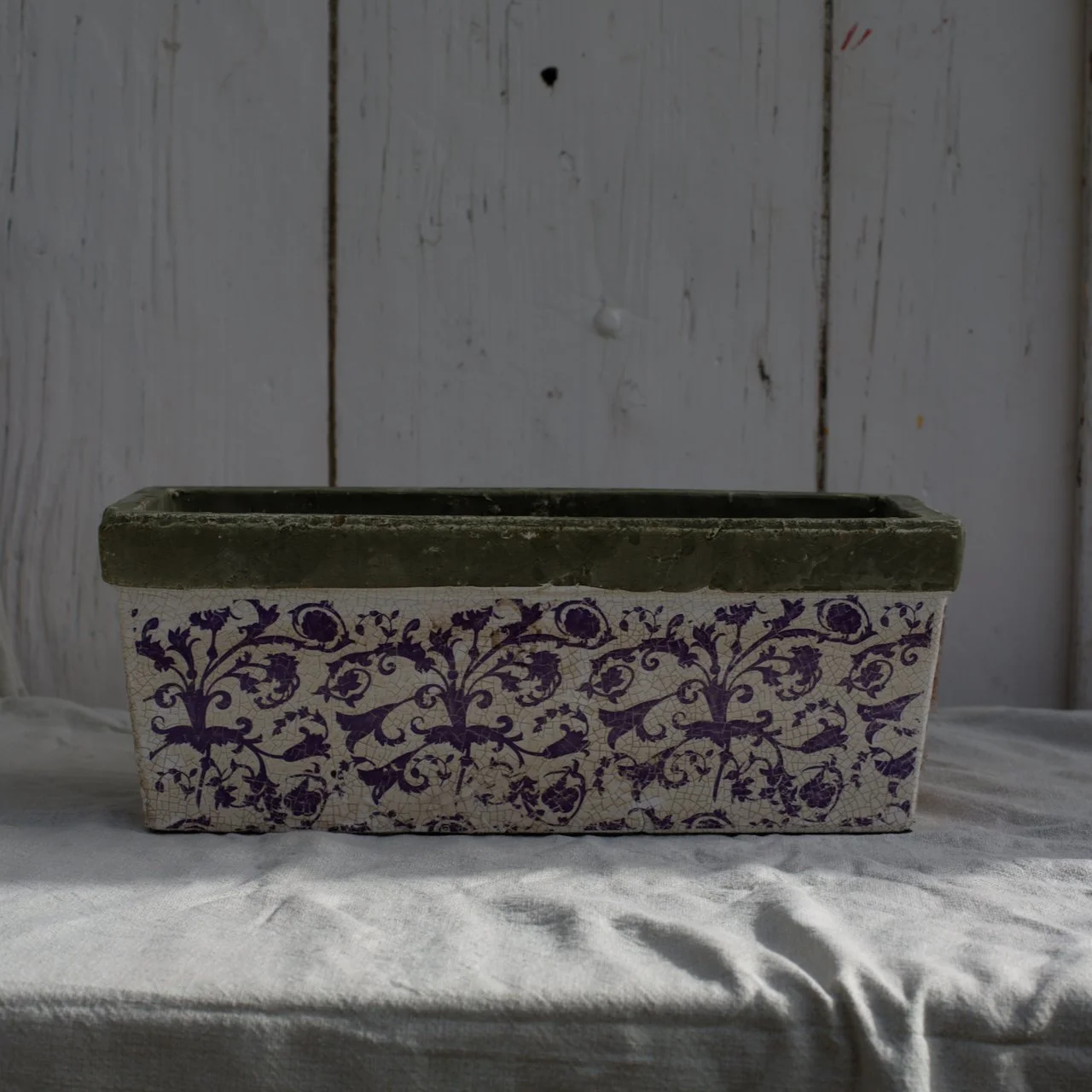 2e VIE : Jardinière en céramique (motifs violets)