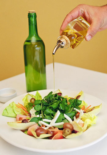 Presentación tradicional de una ensalada de berros canaria: berros de San Antón (Firgas), tomates y queso tierno de La Aldea, lechugas de Guía, aceitunas aliñadas de Agüimes y aceite de oliva virgen extra de Gran Canaria (Foto: Y. Millares).