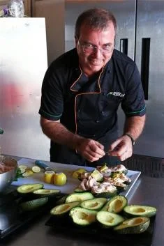 El chef Dave Freeman preparando un plato con aguacate y berros de agua para Honda Race Team