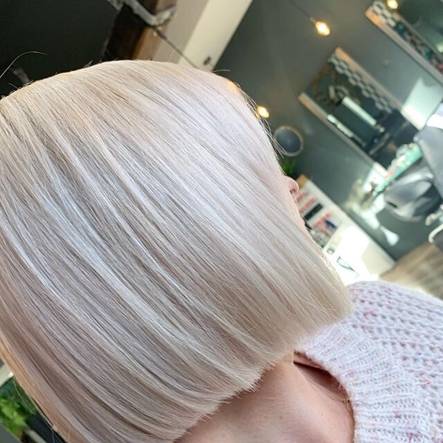 Creamy.✨
&bull;
Claudine&rsquo;s 2nd visit for her conversion from angel lights and root shadows to a bleach up ... we also added in 10 @easilockshair  on either side along with our signature rebuild x3 treatment ... hair health and results is always