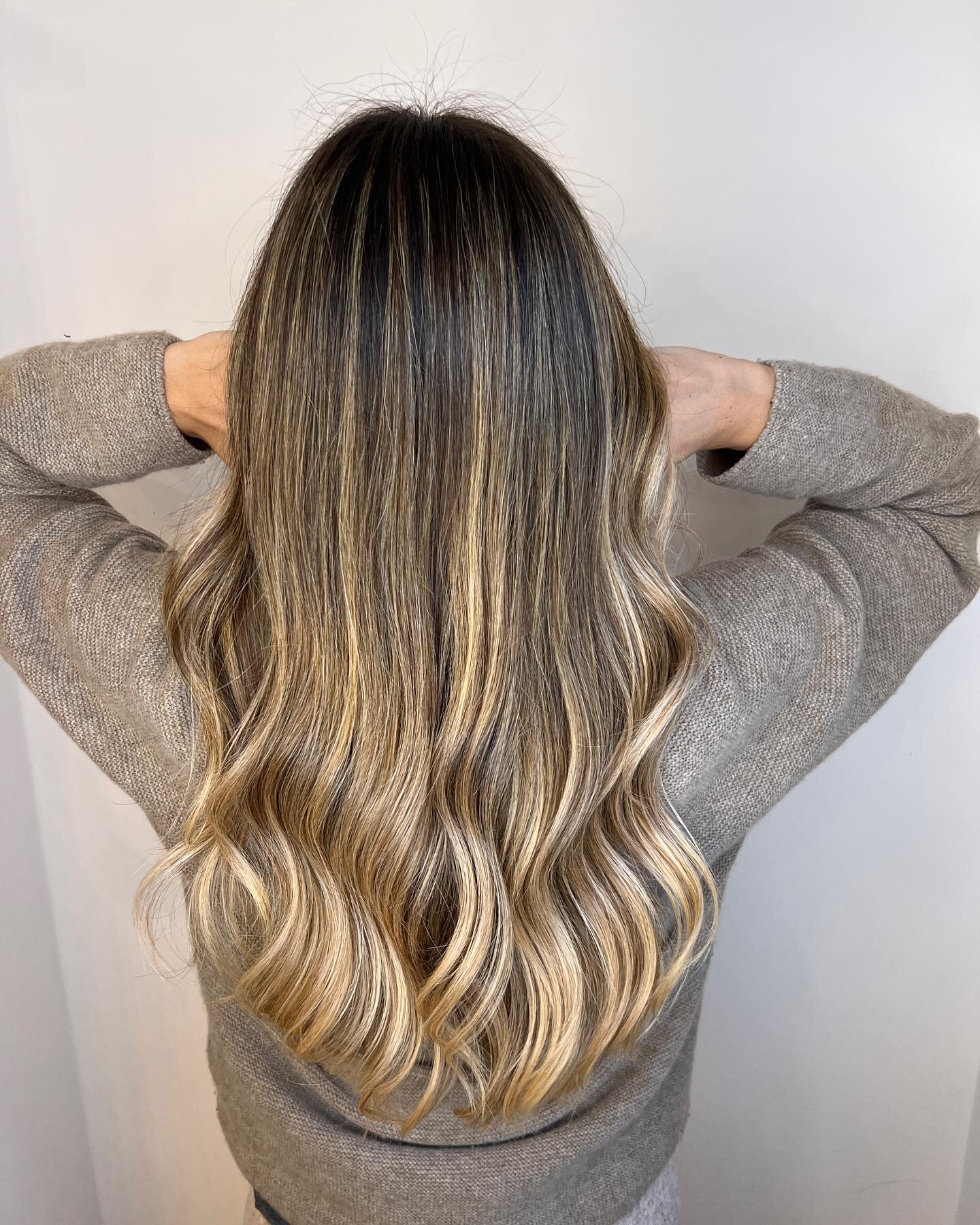 HAIR TRANSFORMATION TUESDAY! A very much needed haircut + balayage for this client ❤️
Swipe to see the before! 

Book your appointment NOW with the link in bio 

#balayage #londonhairstylist #londonhairsalon #hairsalonbalayage #hairtransformation #ha