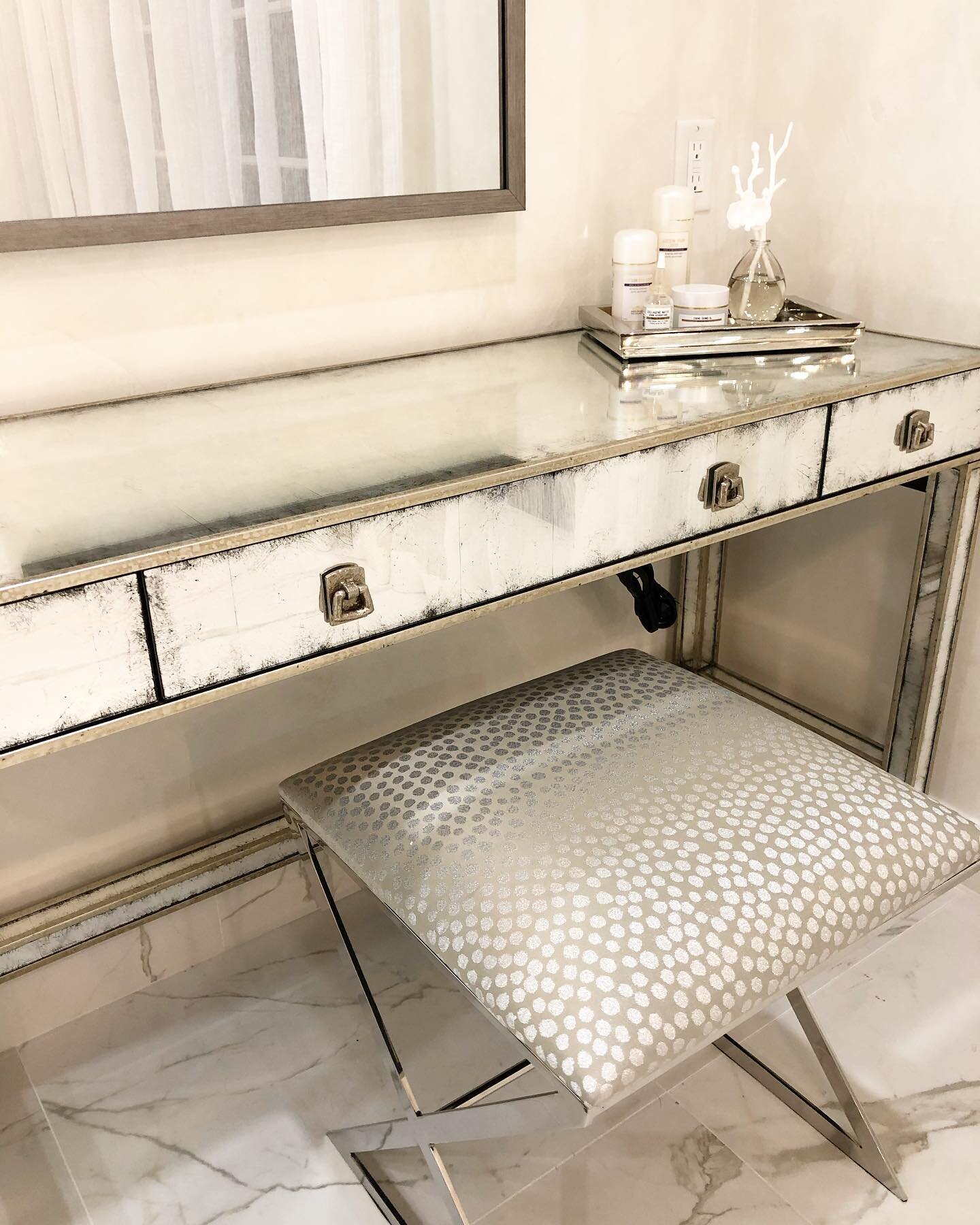 Makeup vanity designed for a 👸🏼by #videsigns #bathroomdesign #bocaraton #bocaratoninteriordesign #floridarealestate #southfloridaliving