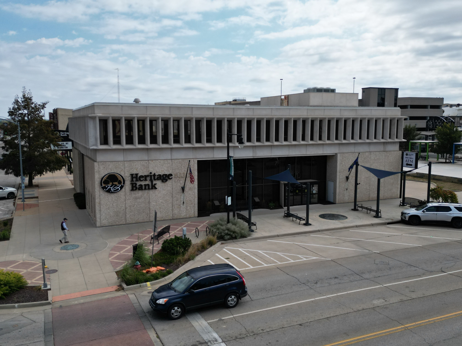 Heratige Bank 3.png