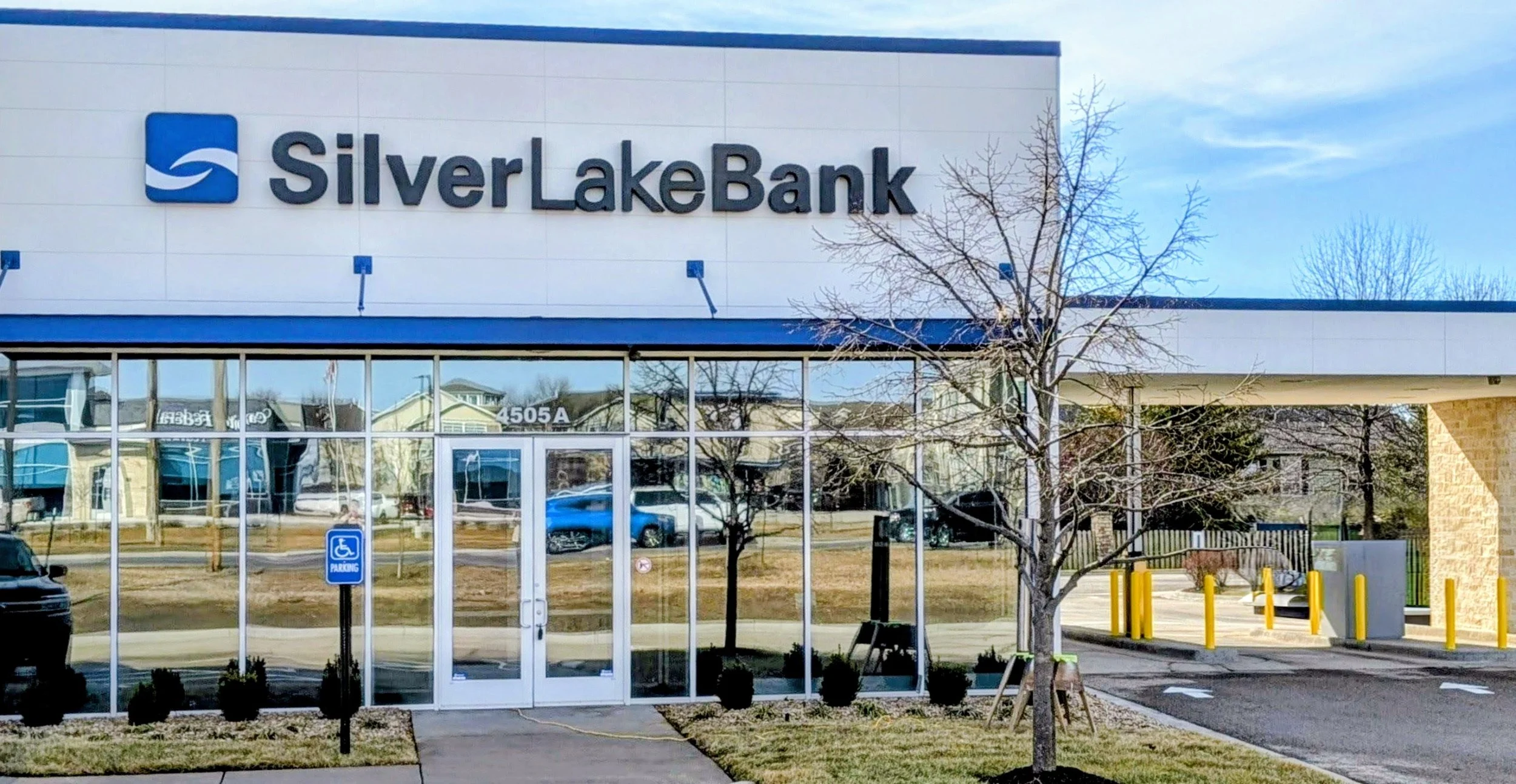 New Silver Lake Bank location in Lawrence &amp; 3/26 Ribbon cutting