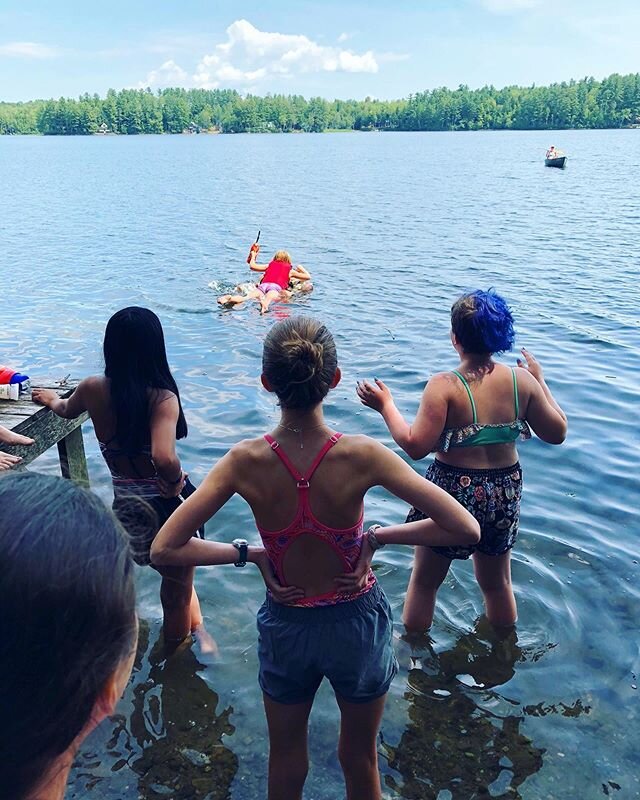 Any guesses on what is happening in this picture?? .
.
.
.
.
.
.
.
.

#growingroutes #campchloe #mainesummercamps #mainesummer #mainelakes #maine #exploremaine #artsandcrafts #summercamp #overnightcamp #kidscamp #hiking #recycle