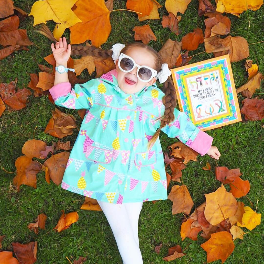 We&rsquo;re big believers in quality time in EVERY season! 🍁🍂
We&rsquo;re so lucky to be a part of this special trip to the park with Charlotte! 🧡💚💛 📸: @rebeccalittle_ 
#myfamilythebook #bookstagram #kidsbookstagram #kidsbooks #childrensbooks #