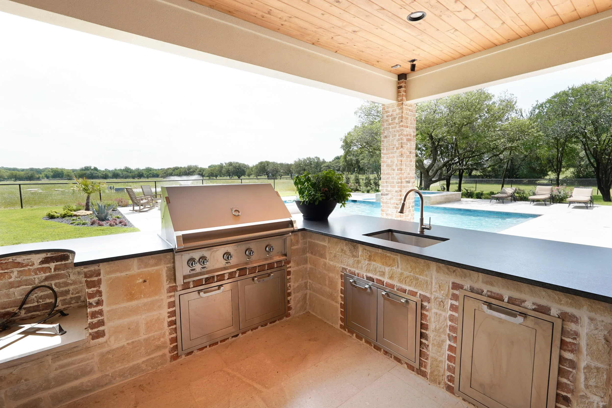 Outdoor Kitchen (2).jpg