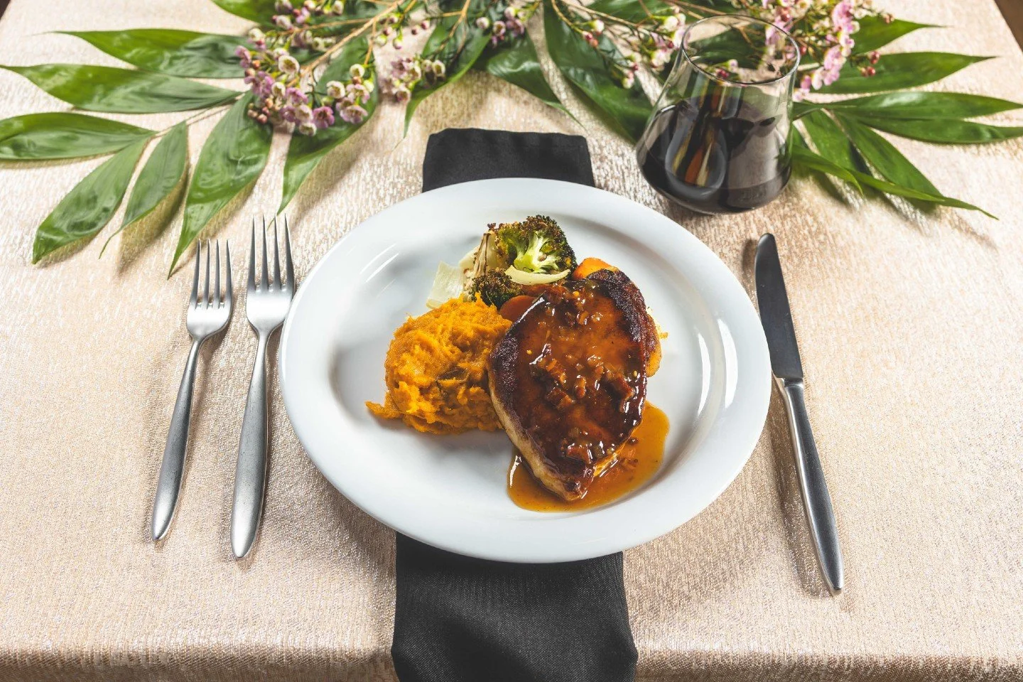 Seared, savory, and full of flavor 🥓 @undertheoakcatering's pork chop with bacon and bourbon jus brings that rich, comforting bite your guests won&rsquo;t forget.

📷 Stacey Sprenz