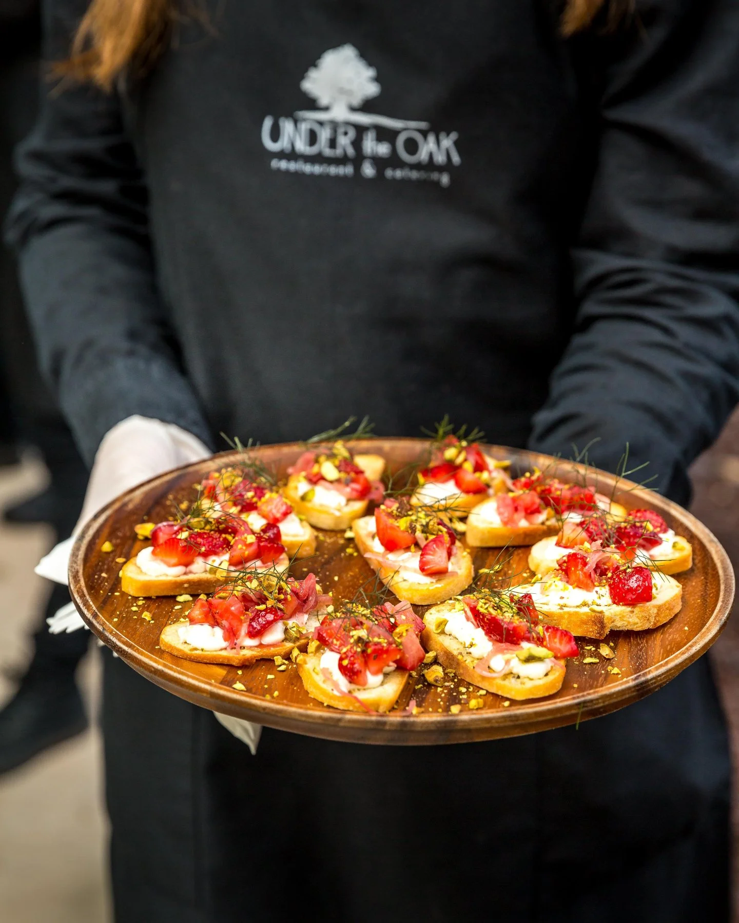 Spring in one bite 🍓 This passed app from @undertheoakcatering layers strawberries, whipped feta, pistachio, and pickled fennel for that perfect mix of sweet, salty, and a little crunch.

📷 @ssprenzphoto