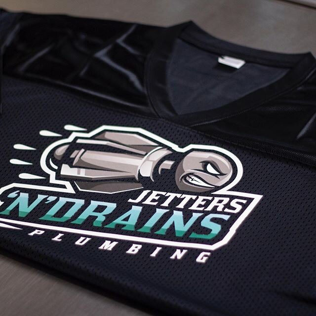 Who says you have to make shirts for your business? @jettersndrains took it up a notch with these custom jerseys! Whatever it takes to stand out 🙌🏻