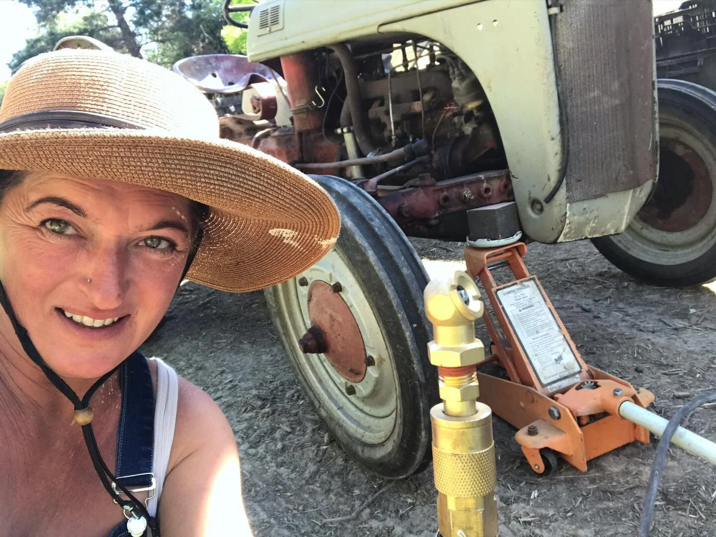 Fixing my flat tire on my old time tractor:-)