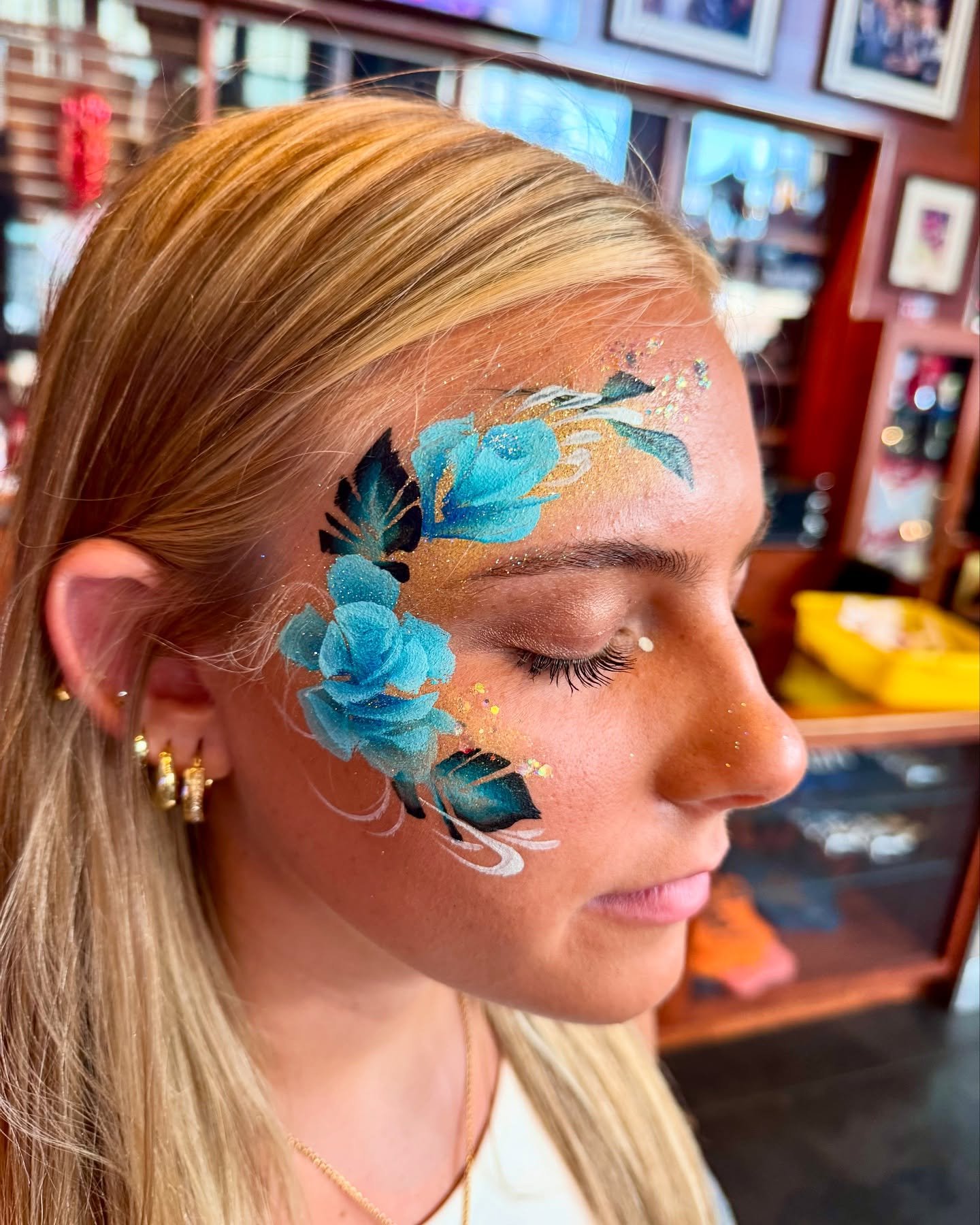 Flowers!!! 🌸🌻🌼 (and some face tats) from #postmalone pre-party @hockeytowncafe