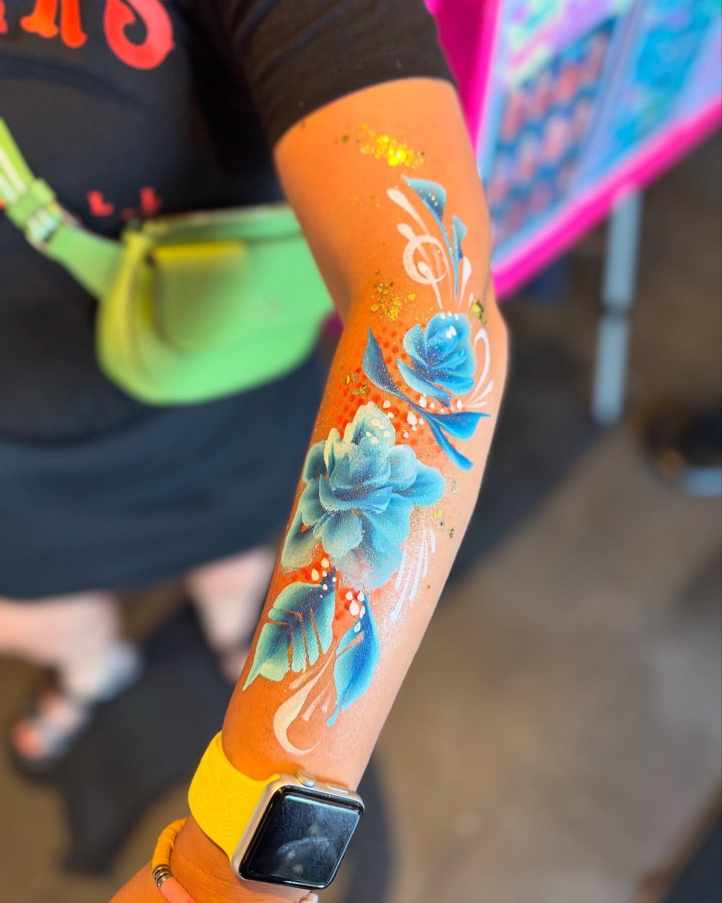 Roses in Tigers colors!! 💙🧡

#facepaint #onthejobfacepaint #onestrokepainting