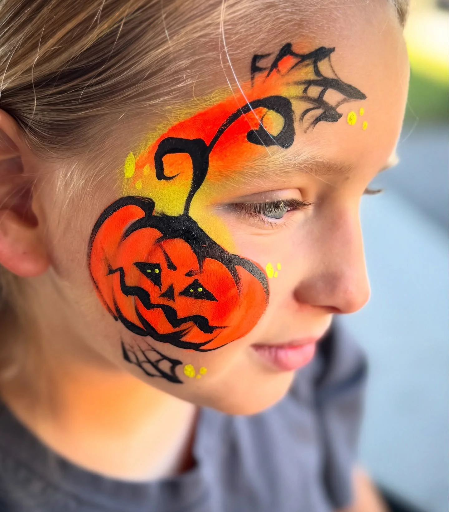 Matching pumpkins for this little one and her aunt ✨🧡🕸️I&rsquo;ve got a soft spot for cool aunts everywhere. 🥹