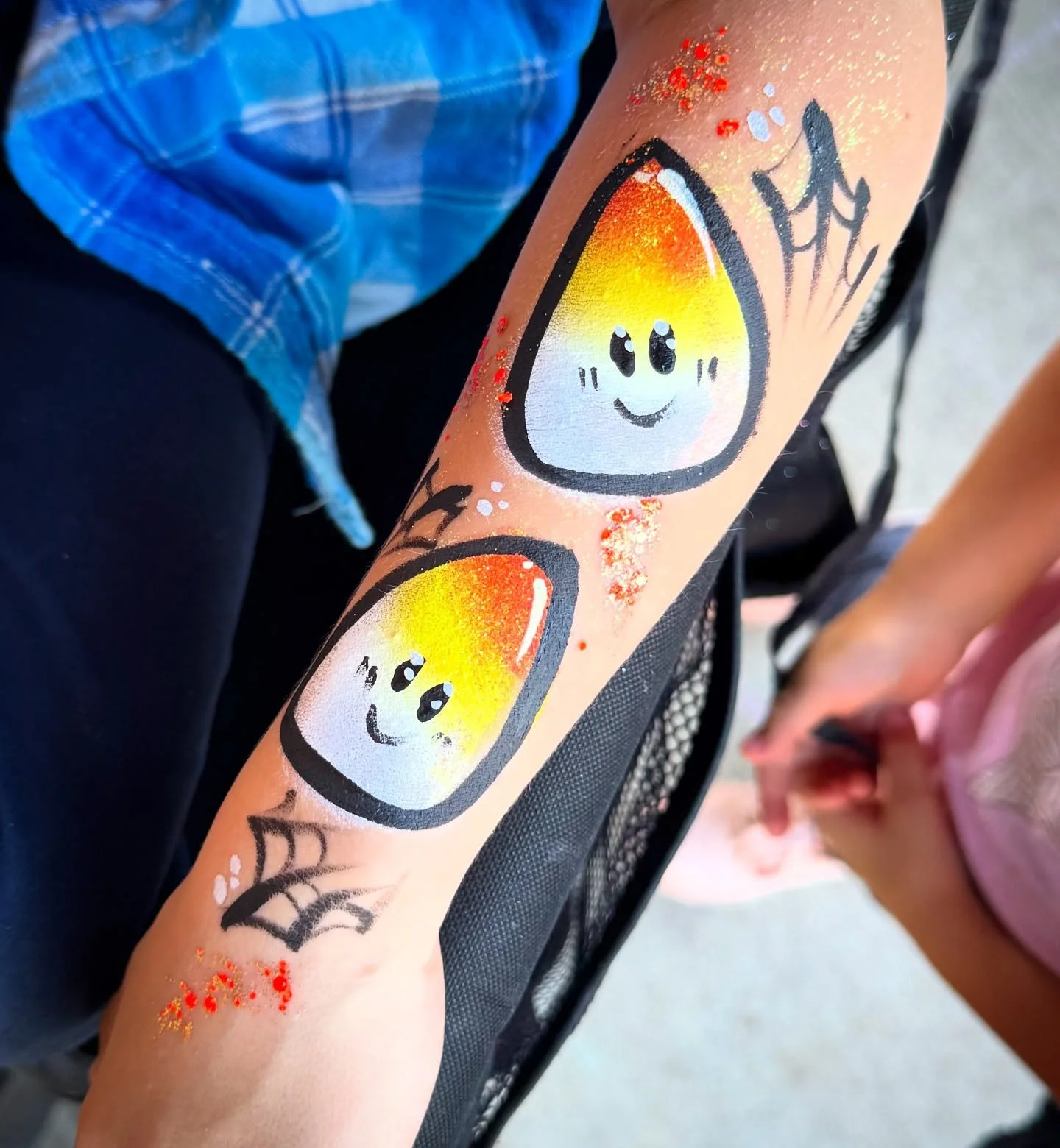 I&rsquo;m gettin&rsquo; some mileage out of this #candycorn design by @funwithsparkles .. Kids love it and it&rsquo;s super fast! The perfect combo ✨🧡🖤
