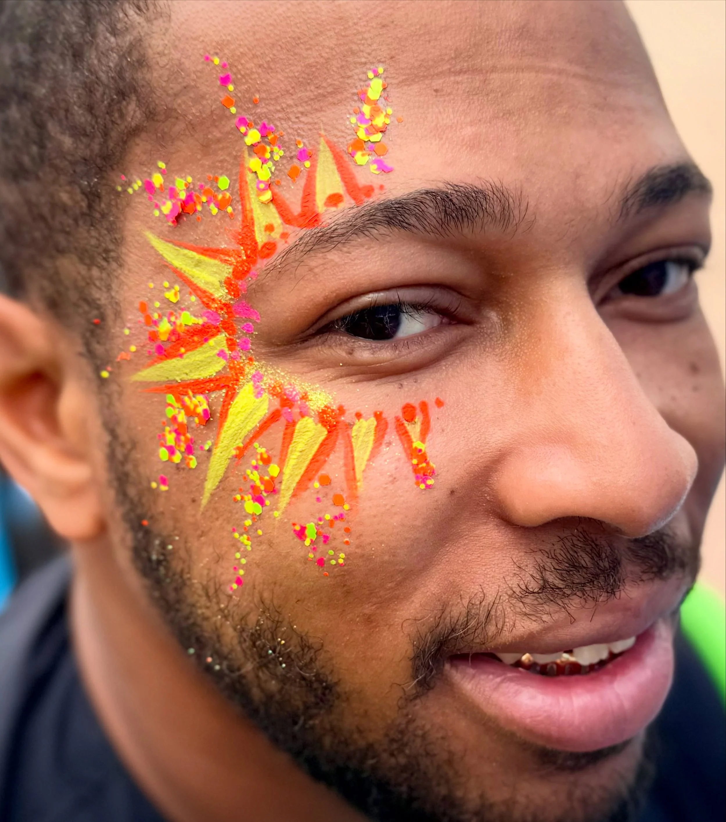Fabulous festival eye look from @movementdetroit 🧡🌟

🎨 @gtxfacepaint Banana Puddin&rsquo;
🎨 @cameleonpaint_official Foxy Orange

#festivalmakeup #onthejobfacepaint #uvbodypaint