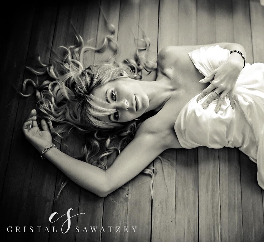 you don't always need an outfit... let's just roll around in a sheet together...

image by Cristal Sawatzky
HMUA Loni Faith Crain

#empowerment #beyondboudoir #blackandwhitephotography #sexyinsheets #csstudio #studioluxe #40over40project #passion