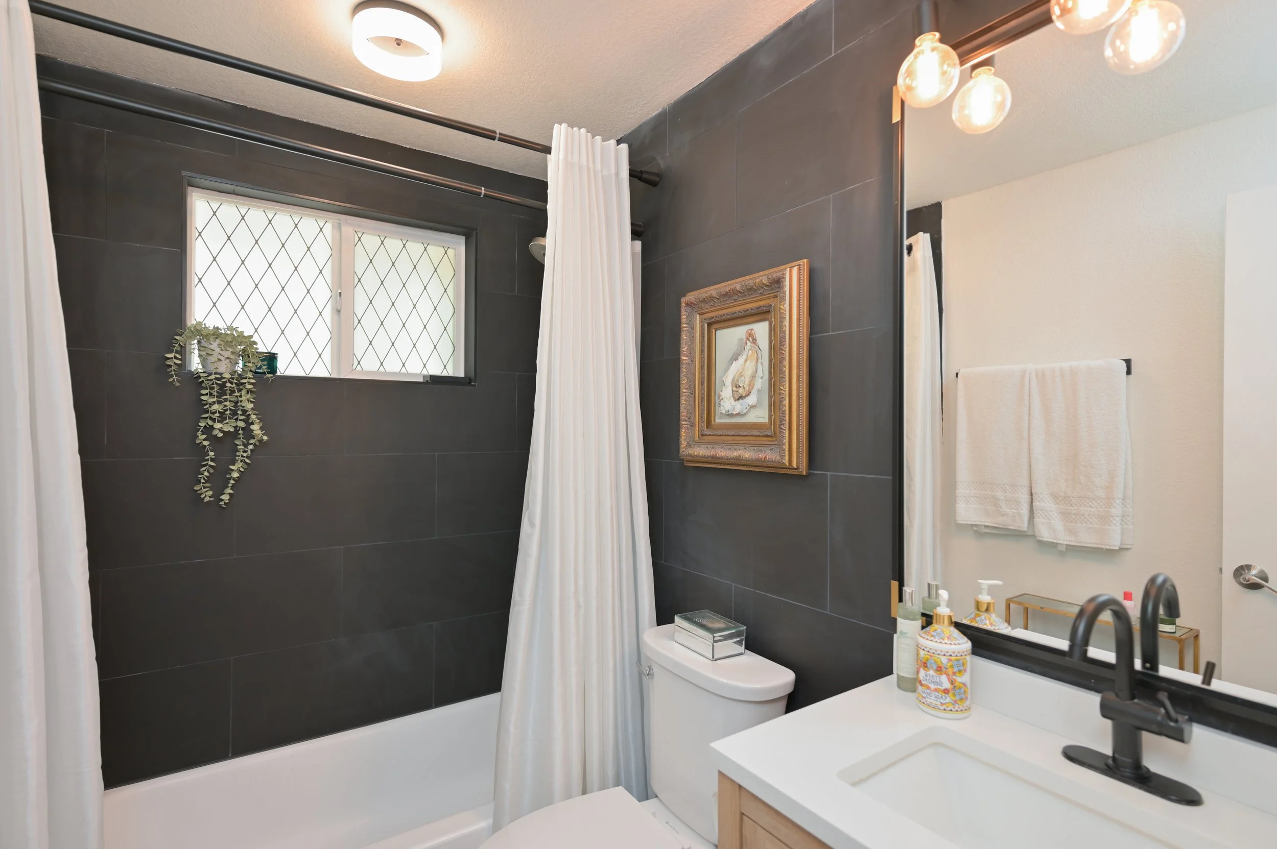 1213AkronSreet_Bath-1.JPG