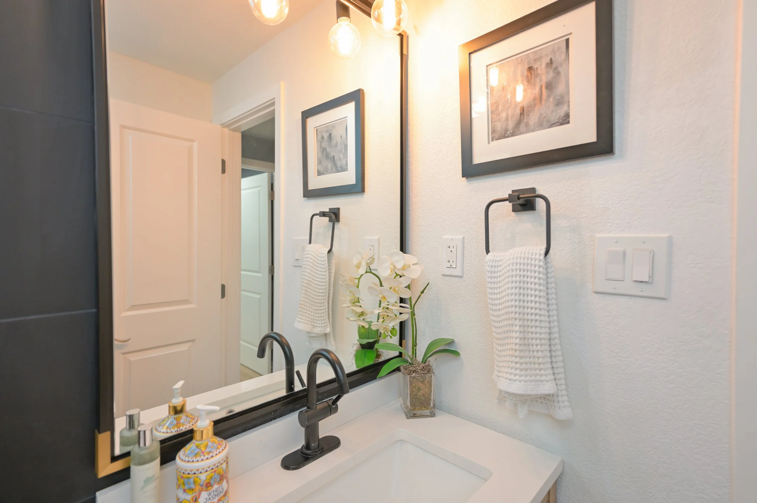 1213AkronSreet_Bath-3.JPG
