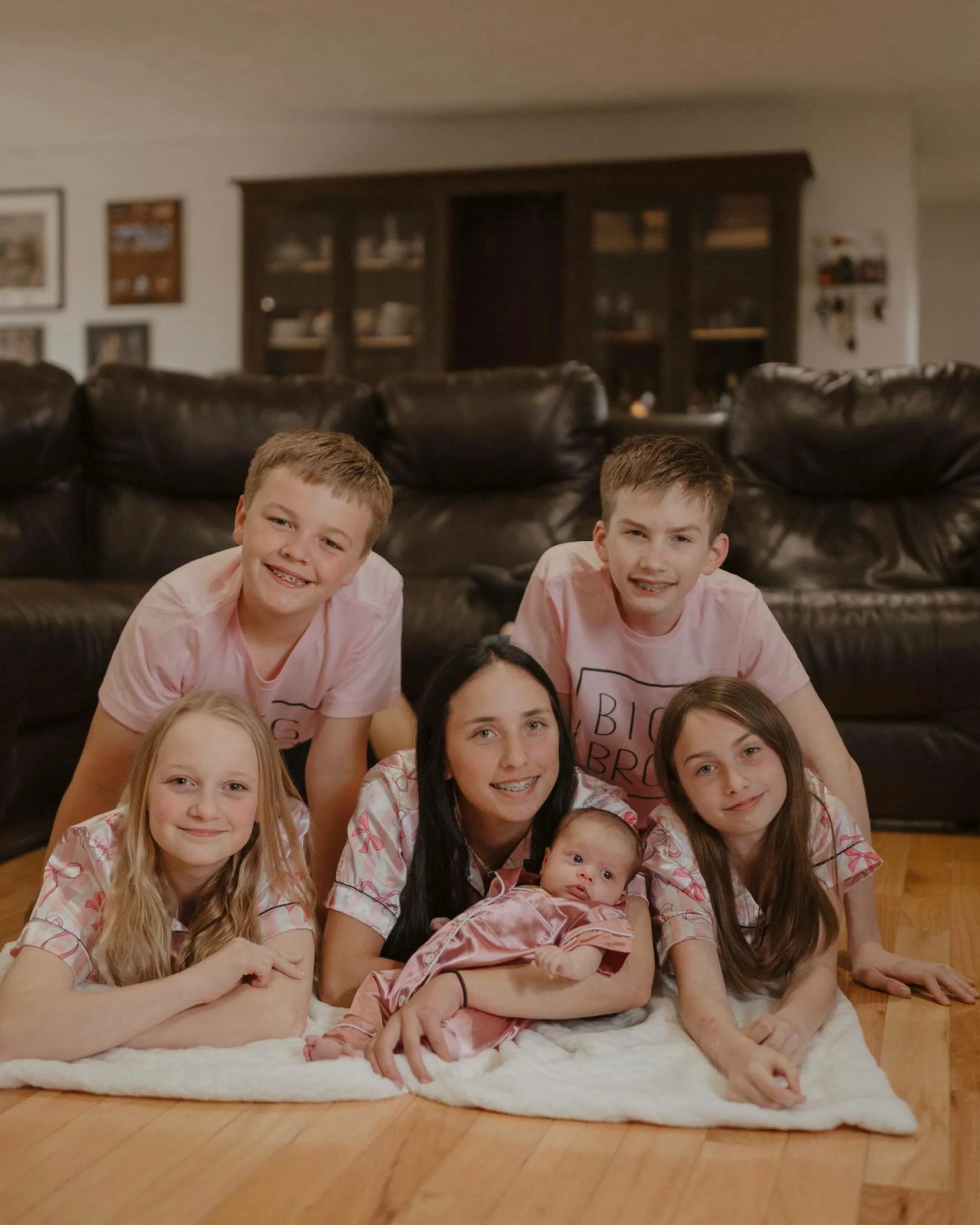 Sweet Bella is surrounded by the best big siblings! 💖
.
.
These were taken awhile back, but I&rsquo;m trying to get caught up on posting sessions still! 😍📷☑️