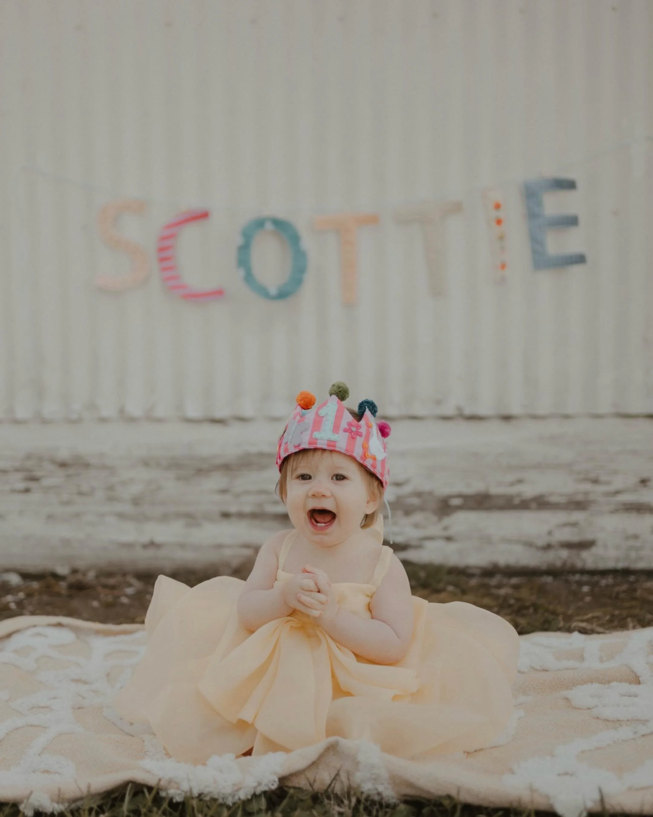 Scottie turned one a little bit ago, BUT her pix were toooooo cute not to put on social media! 🎂🎉
.
.
Also can we take a minute to talk about how darn crafty her mom is @jae_stafford23 ??? The name banner, the quilt, the crown, are you kidding me?!