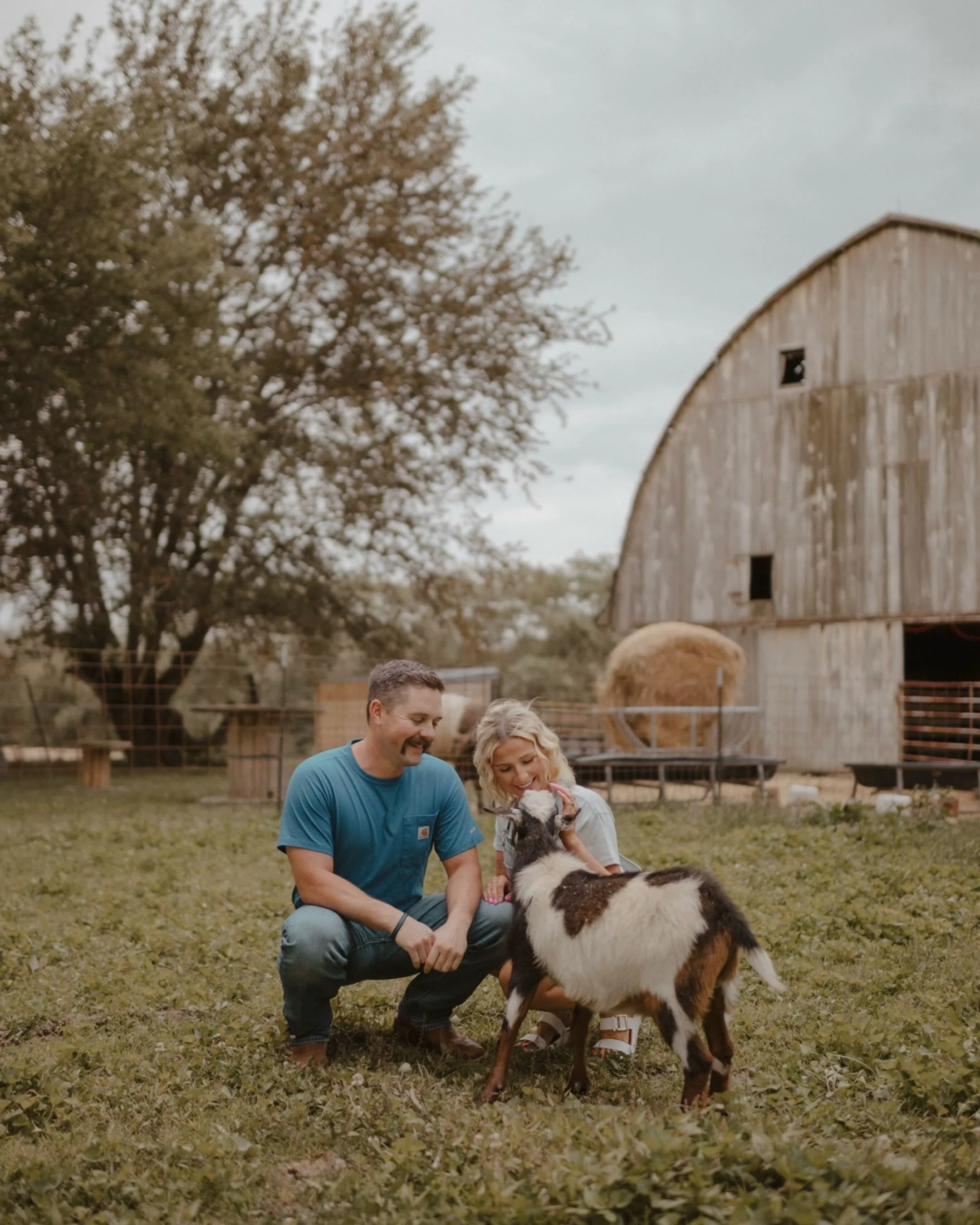 Darian + Maddie invited me back out to their homestead to take some updated photos with their flock + fur babies. 🐥🐓🐈🐄💙
.
.
Swipe to the end to see the goat taking a nibble at Darian. 🤣