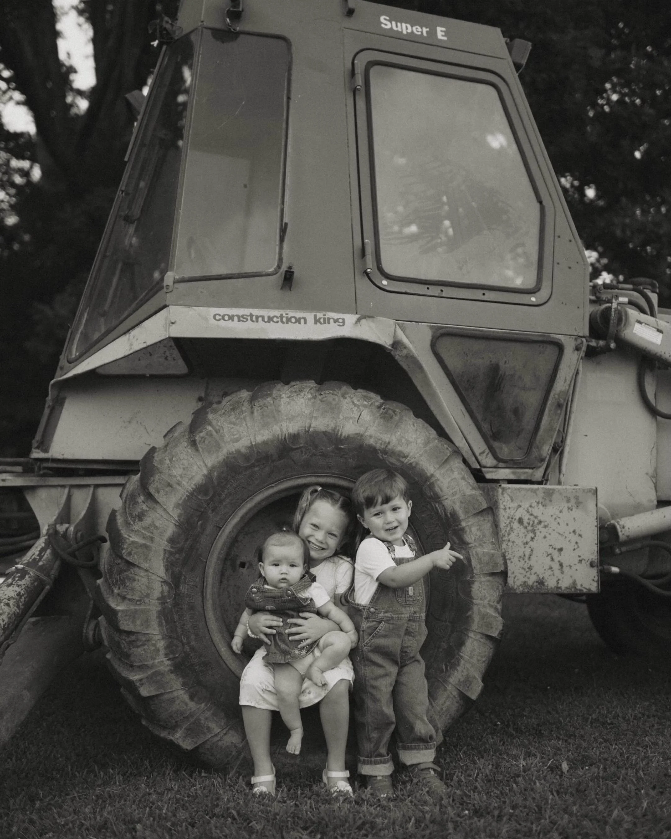 Wouldn&rsquo;t even know that these kiddos hopped out of the pool right before coming to photos. They totally brought their A game, but I don&rsquo;t think it was me, clearly giving all the credit to the cool machinery. 🚜🤣💛
.
.
How stinking cute a