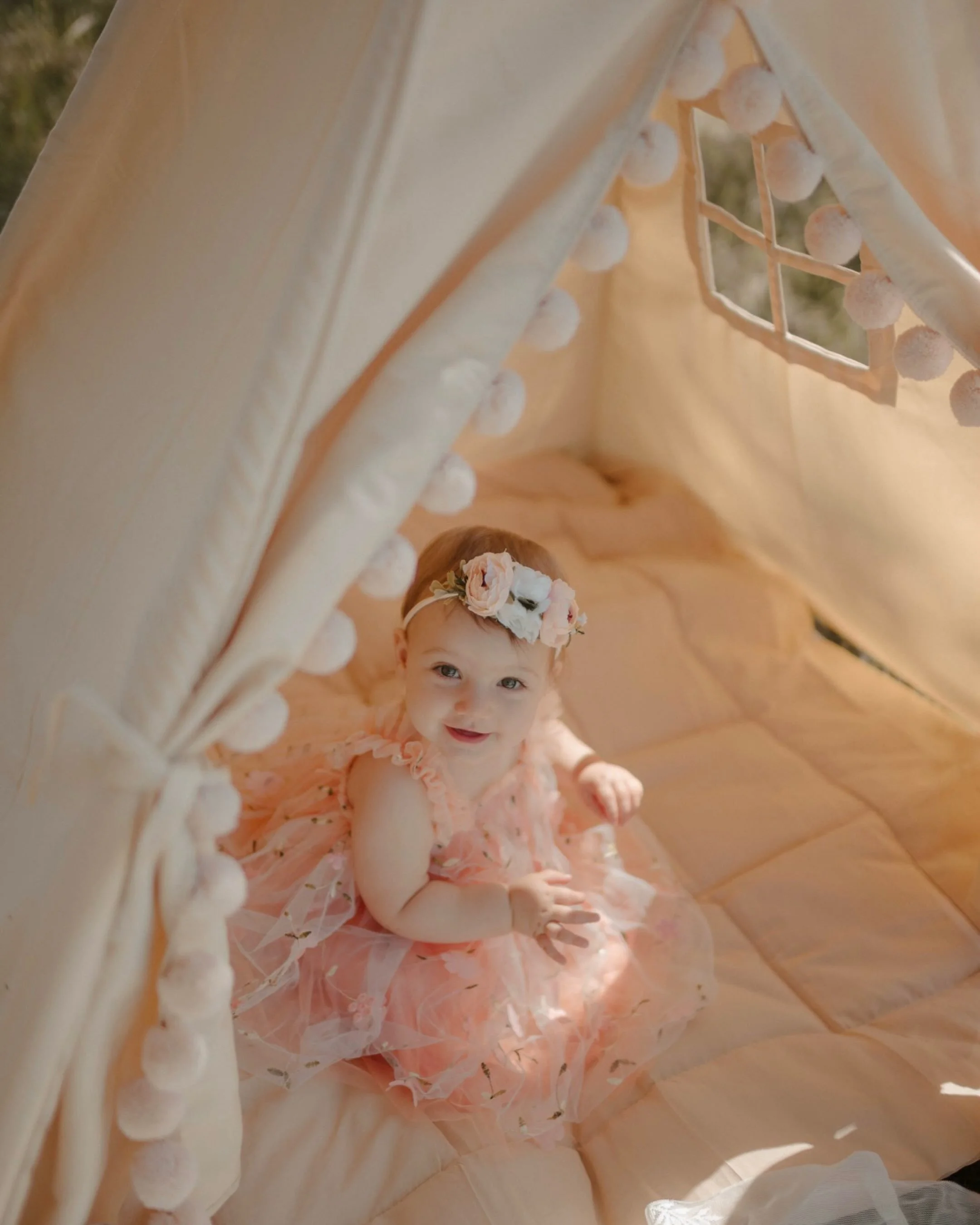 🎉🎈 Stevie is now O N E! 🎉🎈
.
.
We took these about a month ago + her momma had th cutest little set up she brought to @hideawayatcrazymans (big thanks for letting us shoot there!) 📷
.
.
The second picture makes me giggle. She really is a little 