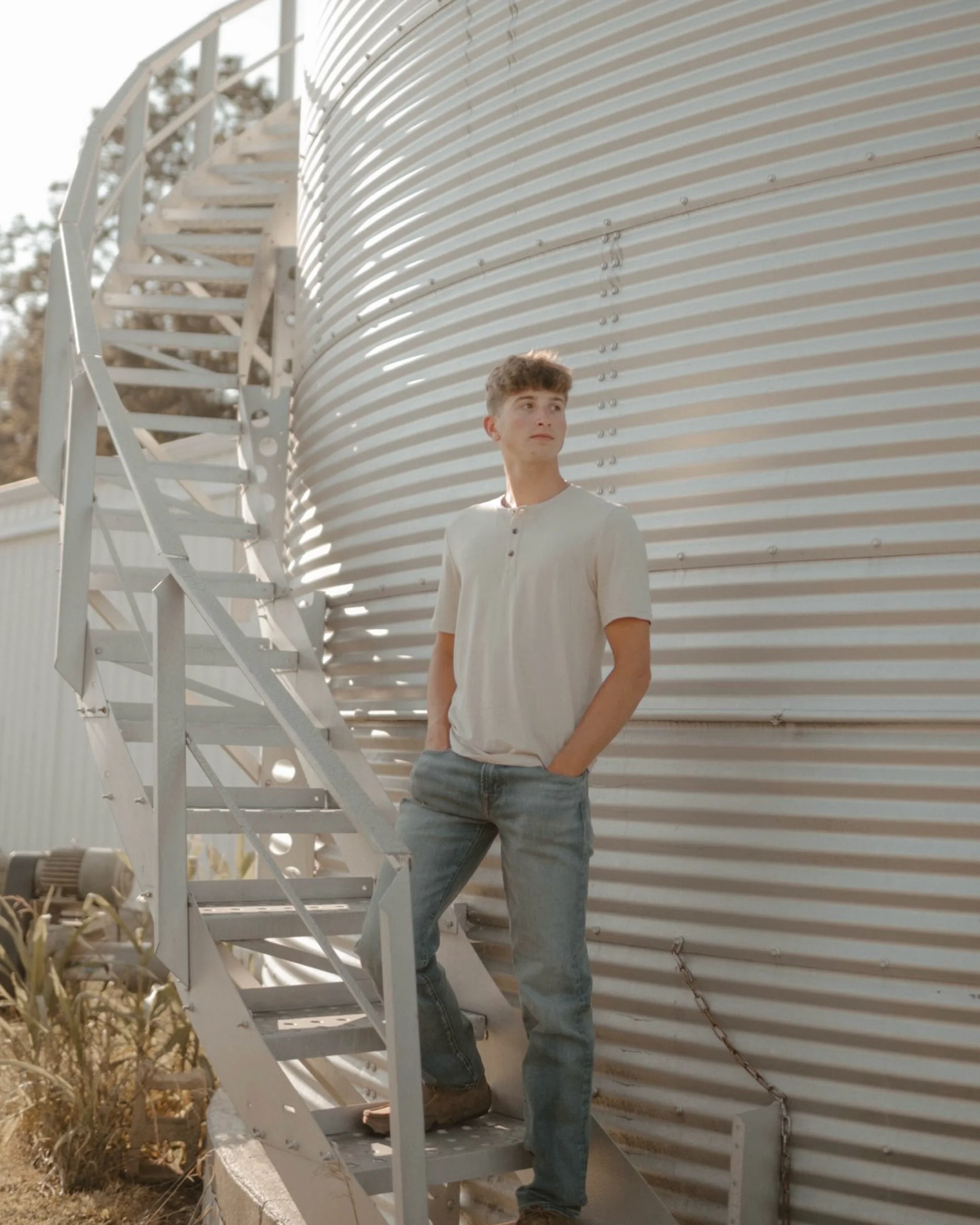 Meant to post this yesterday for Senior Sunday, then realized it was indeed Monday so here I am posting a senior session on a Tuesday. 🥲🤣👏
.
.
I enjoyed running around Warren Co with Macyn + his fam! They&rsquo;re quite special to me. &hearts;️