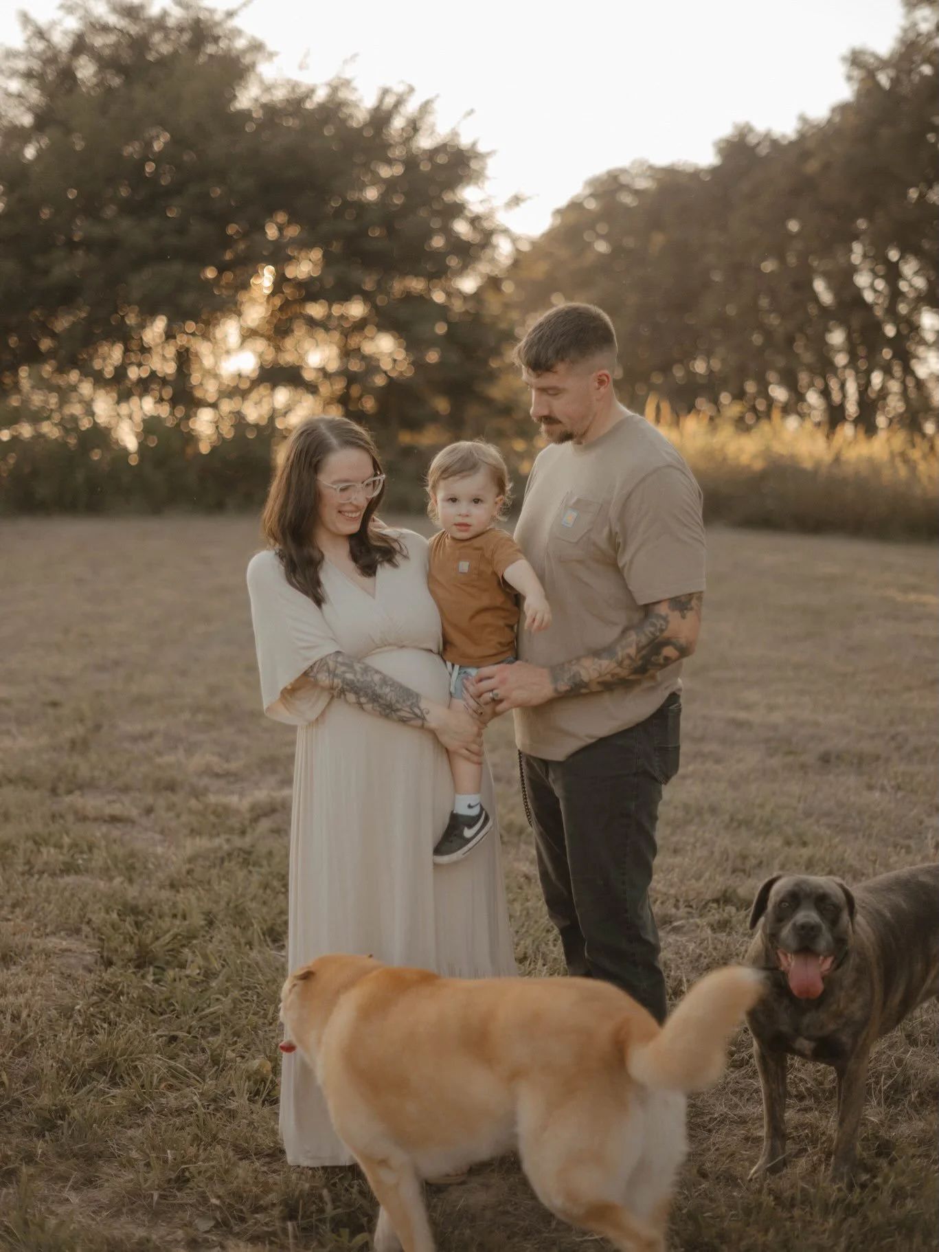 Dane, Josie, and Heath invited me to their property again to take their family photos and while we were dealt with some hot, humid weather, we made the best of it! 😆
.
.
Their property has transformed so much since last year and their house is chugg
