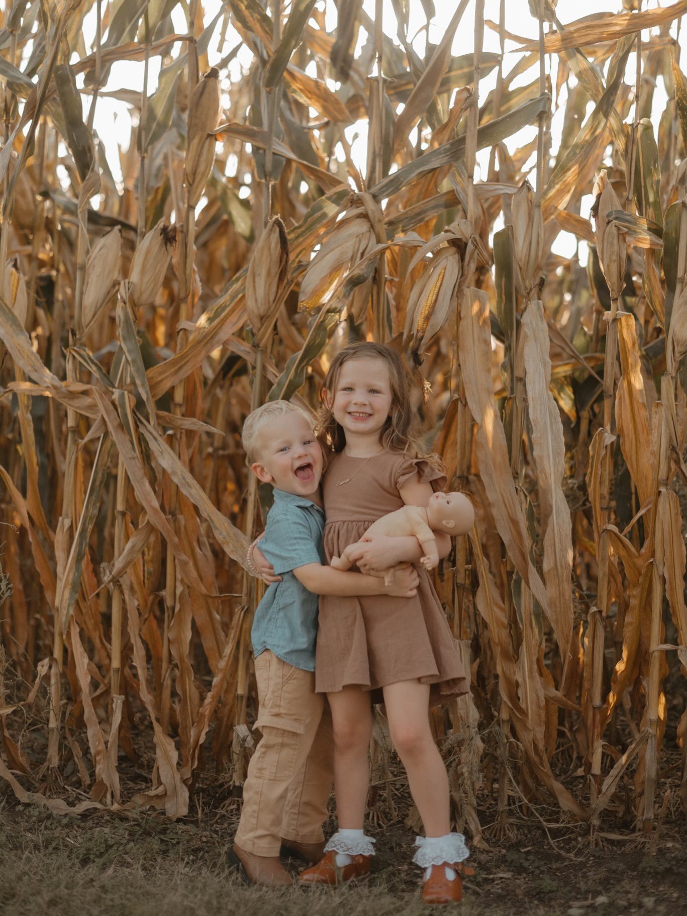 A hot &amp; humid fall evening didn&rsquo;t stop these guys from smiling. 🍂☀️
.
.
Everett and Emmie are always a joy to be around (their parents aren&rsquo;t bad either!) 🤪😆🖤
.
.
Morgan&rsquo;s fam outfits always are straight from a Pinterest boa