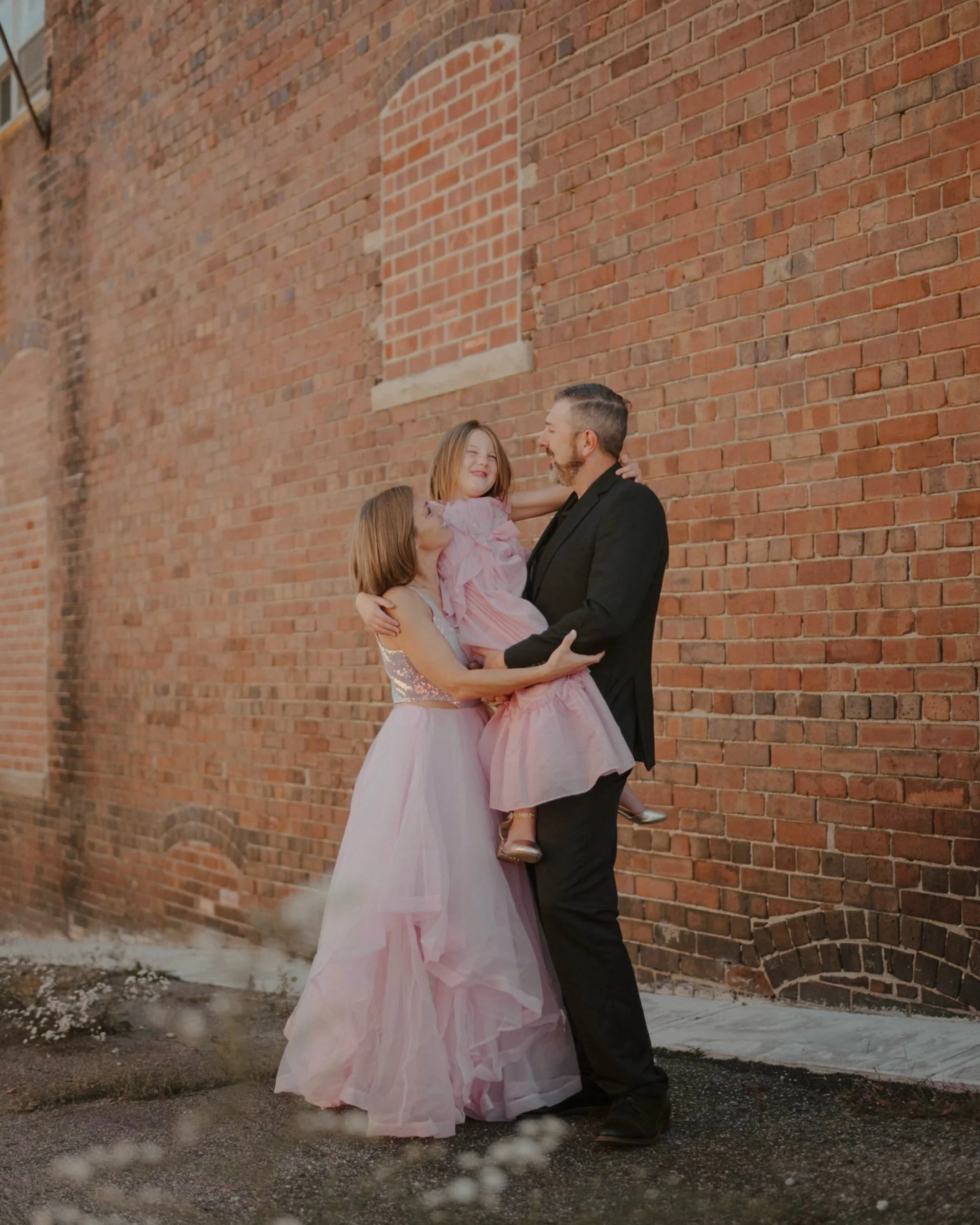 The Whitfield family met up with me after church a few weeks ago; Bradi had their outfits planned out for a little while and I must say, I L O V E them up again the pink backdrop of downtown Veedersburg! 💕💞💓🌸
.
.
Seriously, when she showed me the