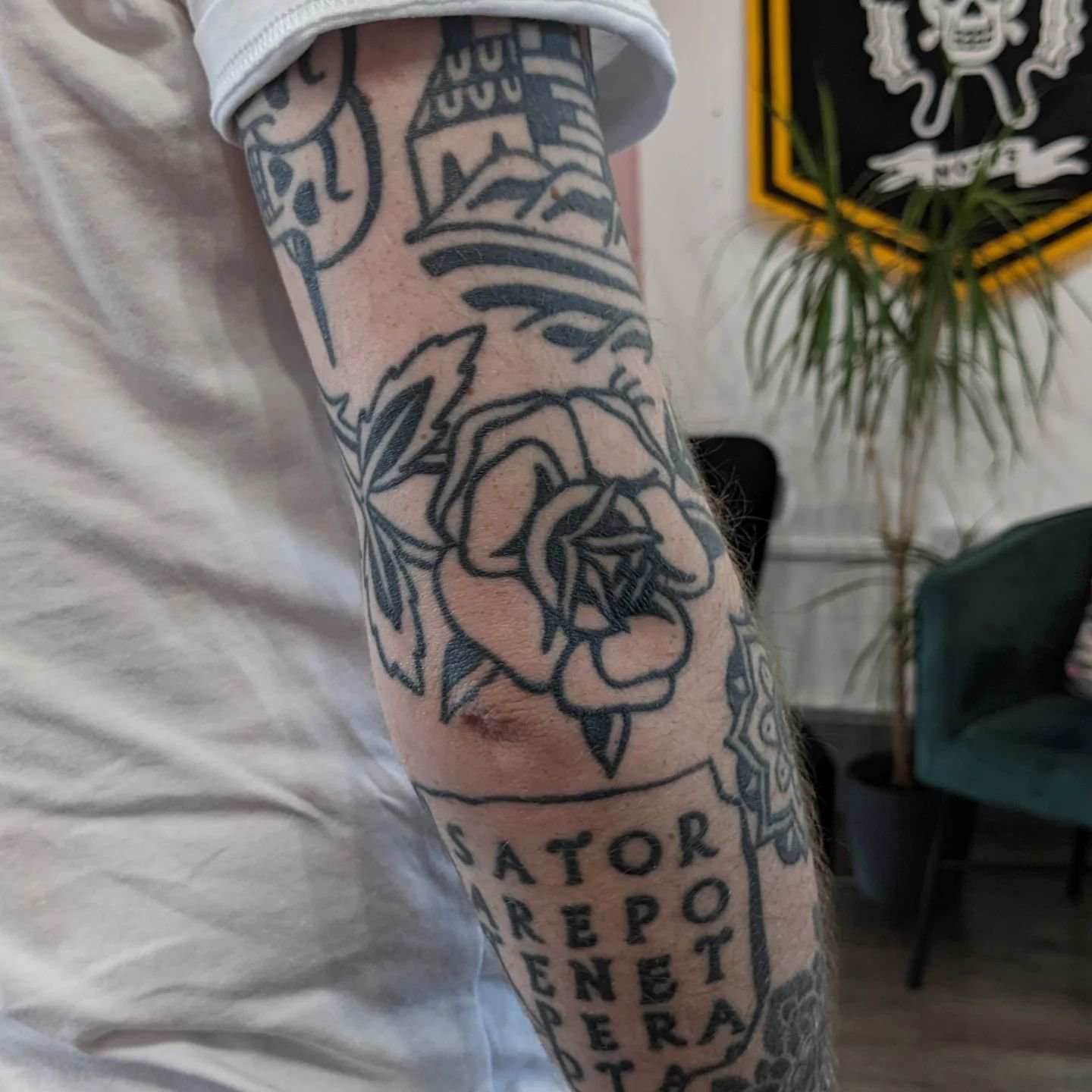 All but the bottom most by me, all healed! Thanks Ash 💌 wesblacktattoo@hotmail.com 

#nowoestattoo #nottinghamtattoo #nottingham #uktattoo #healedtattoo #rosetattoo #blackwork #blacktraditionals