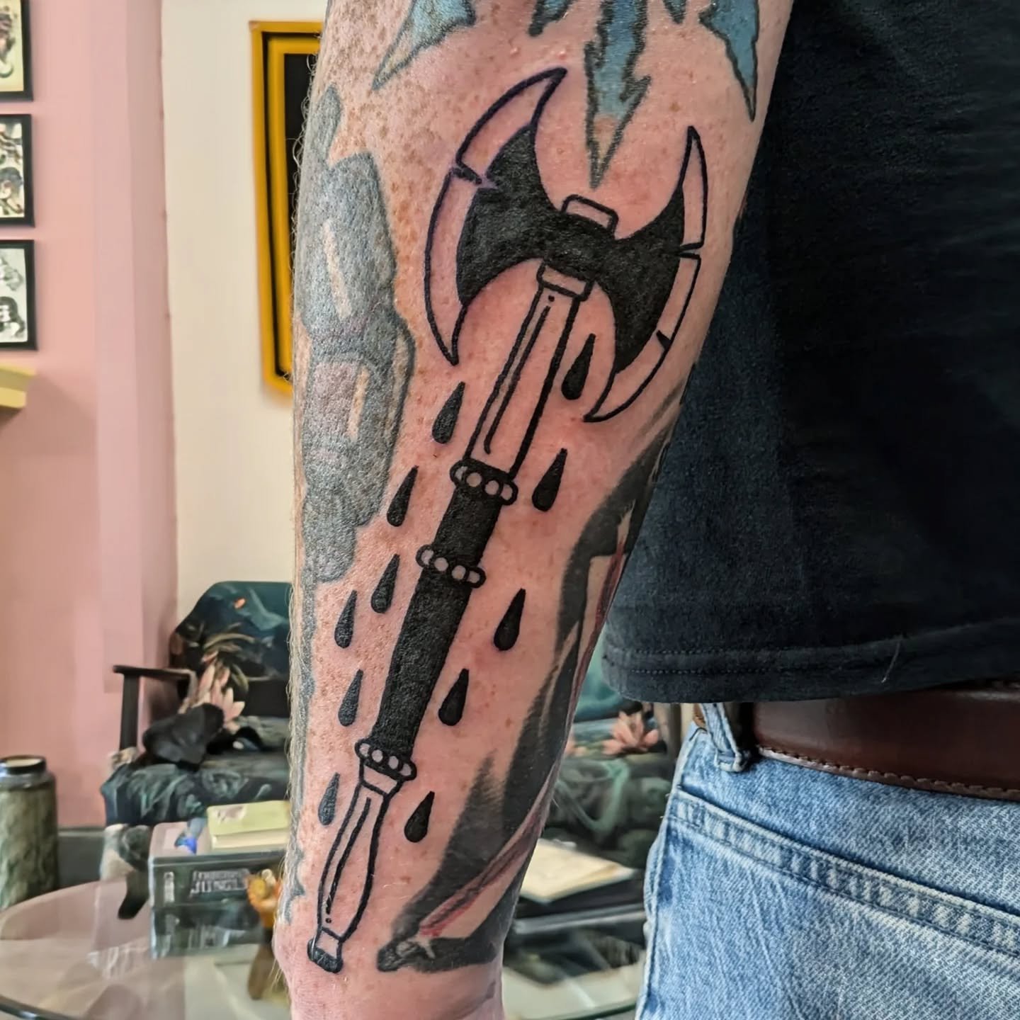 Ornamental battleaxe gap filler for Dale who got inspired by my flash sheet of many weapons, thanks again man! Had a blast with this!

#nowoestattoo #nottinghamtattoo #nottingham #gap_filler_tattoos #blackworkers #blackworktattoo #darkartists #axetat