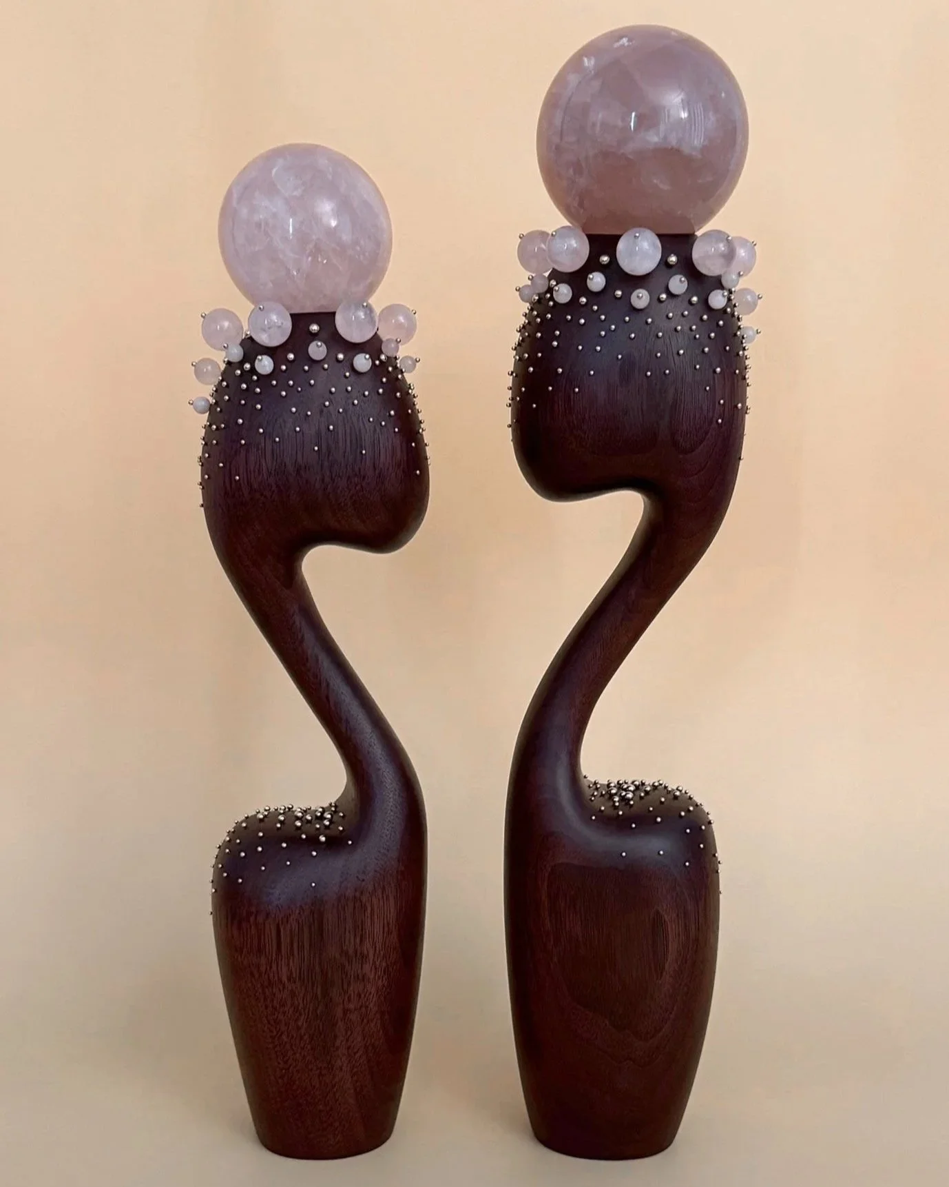 Pièces d’élégances réalisées en noyer américain sublimées par des sphères de quartz rose ainsi que des perles de quartz rose piquées d’épingles plaquées or.  Chaque matériaux est issu d’entreprise artisanale française et/ou parisienne.  …  Elegant a