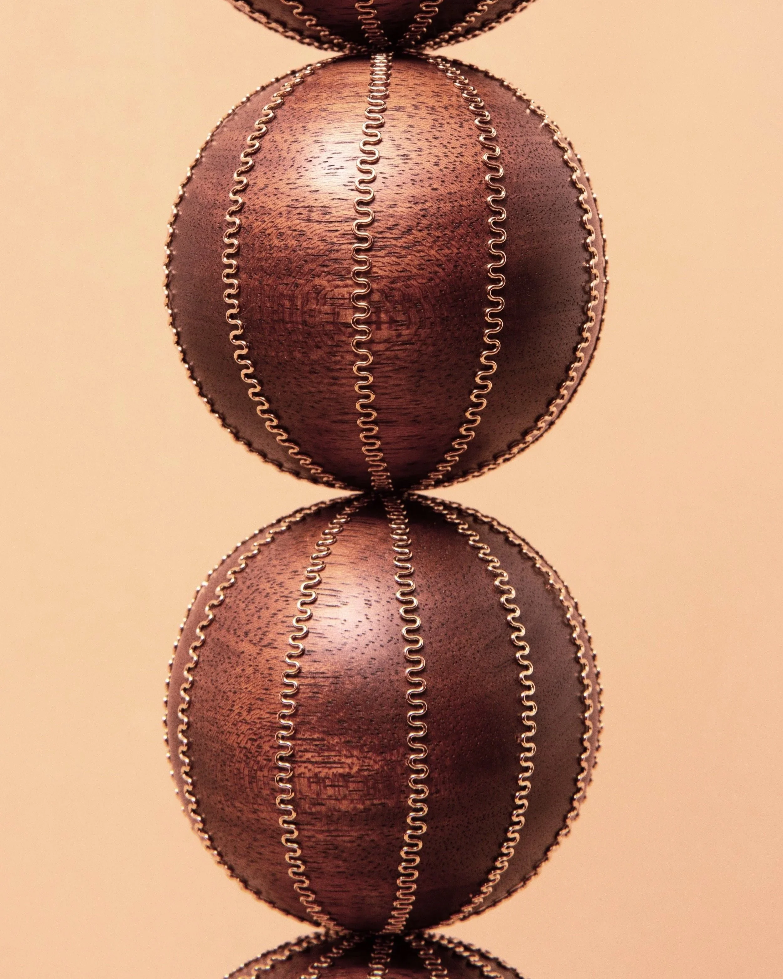  Pièce d’élégance, sculpture en bois réalisée en niangon sublimé des fils mis en forme manuellement en laiton plaquées or.  Chaque matériaux est issu d’entreprise artisanale française et/ou parisienne.  Prix sur demande.  …  Elegant art piece, wood s