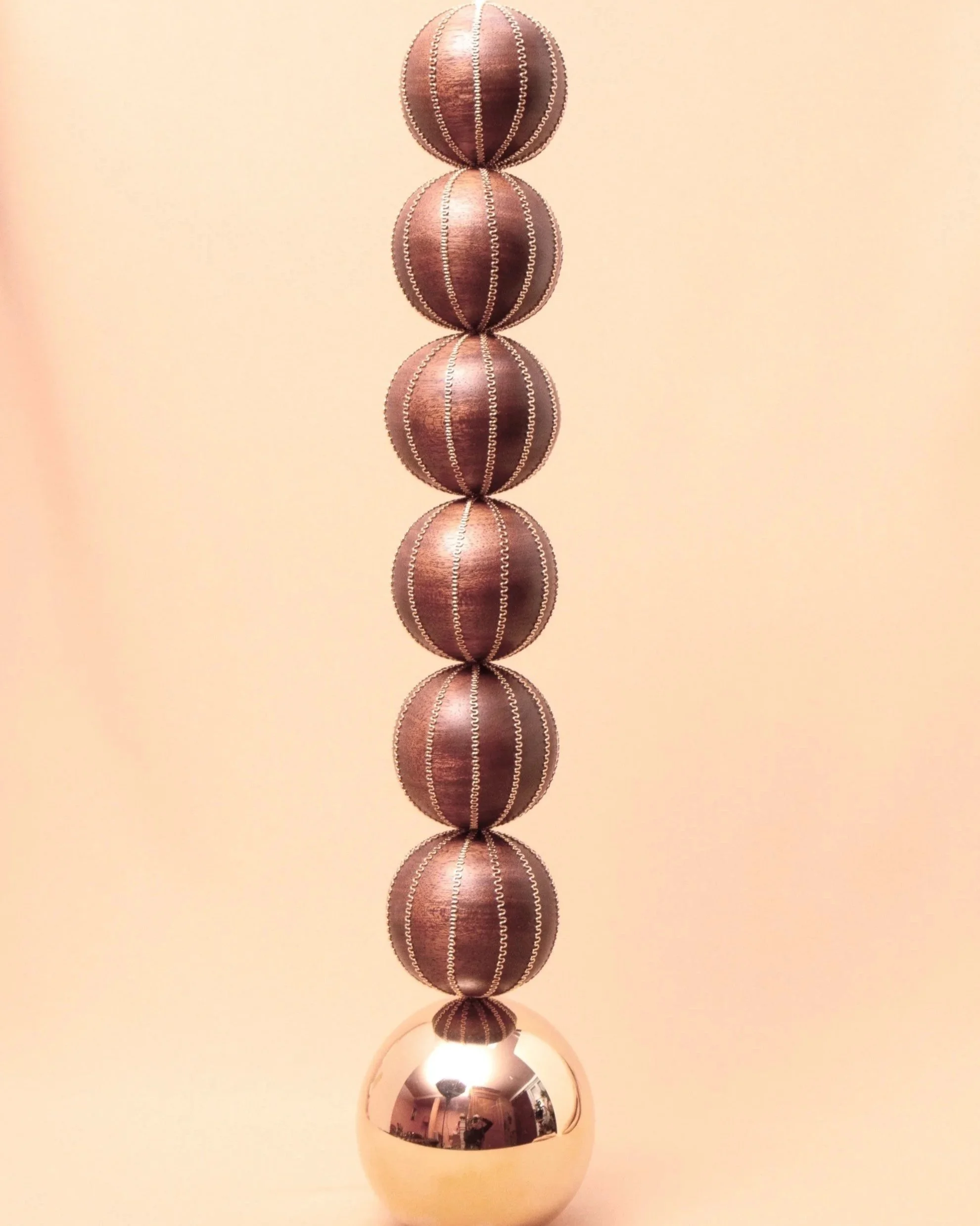 Pièce d’élégance, sculpture en bois réalisée en niangon sublimé des fils mis en forme manuellement en laiton plaquées or.  Chaque matériaux est issu d’entreprise artisanale française et/ou parisienne.  Prix sur demande.  …  Elegant art piece, wood s